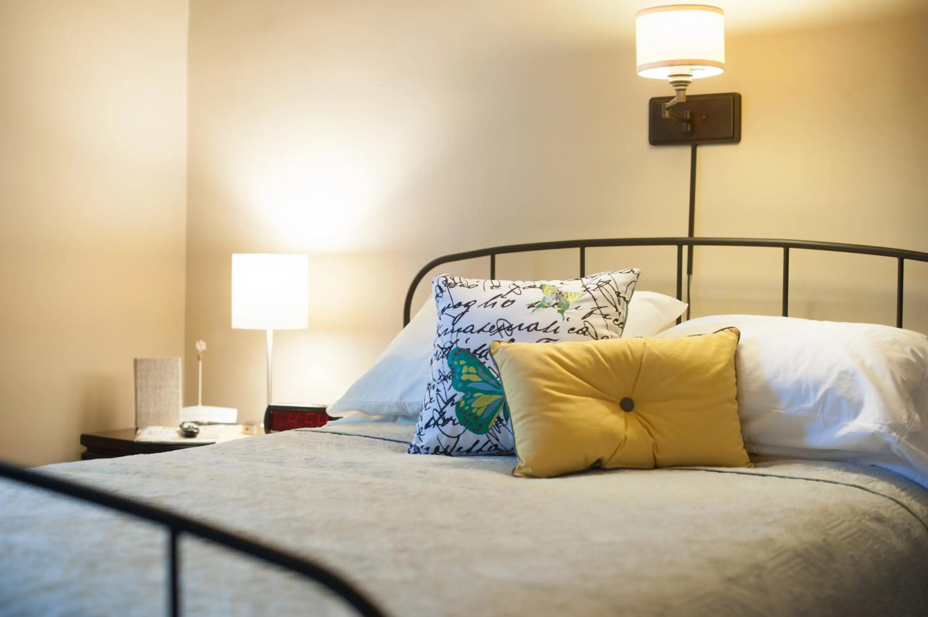 Deluxe Queen Room in Black Lantern Inn