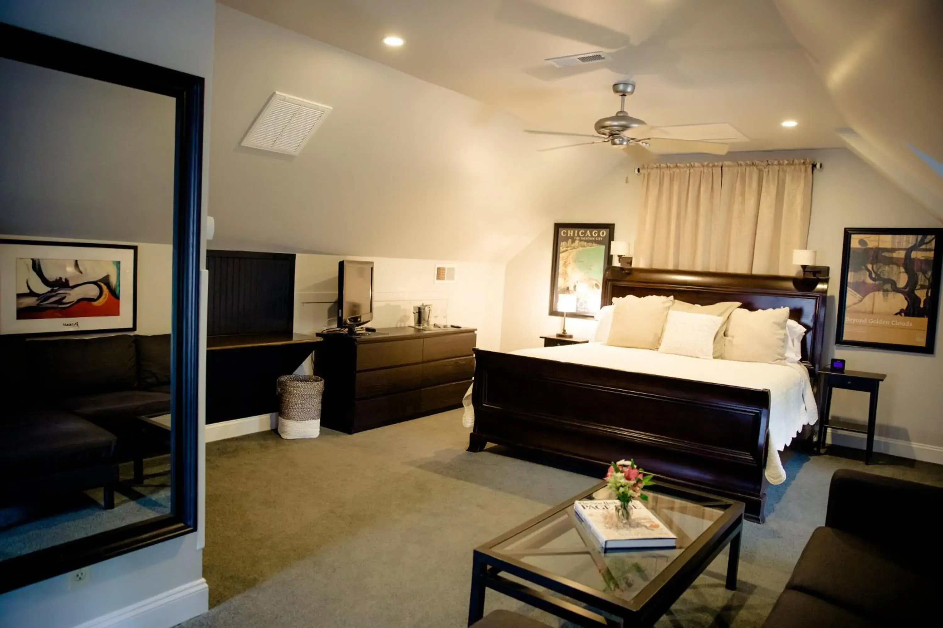 Deluxe King Suite in Black Lantern Inn Deluxe King Suite in Black Lantern Inn
