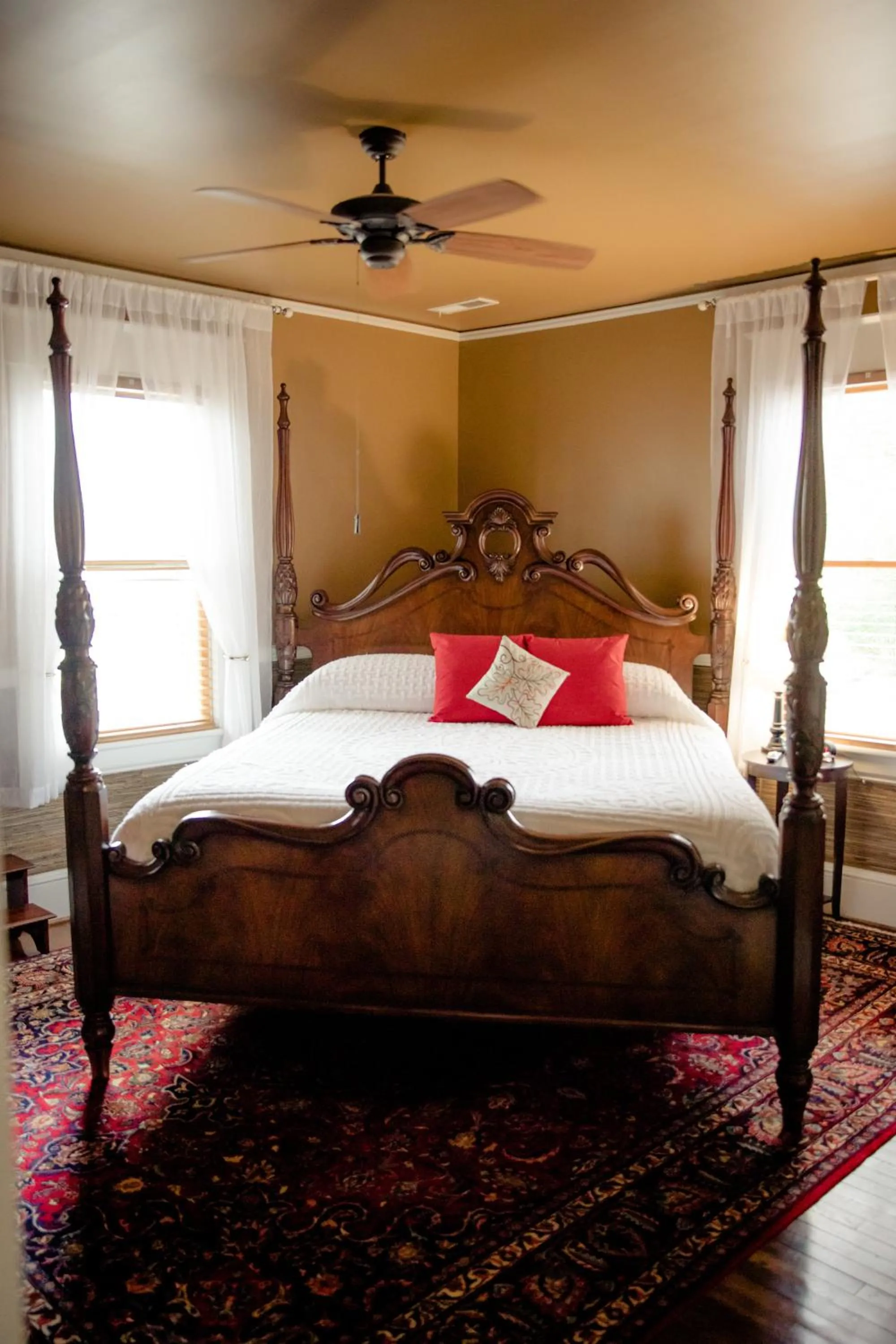 Deluxe King Room in Black Lantern Inn