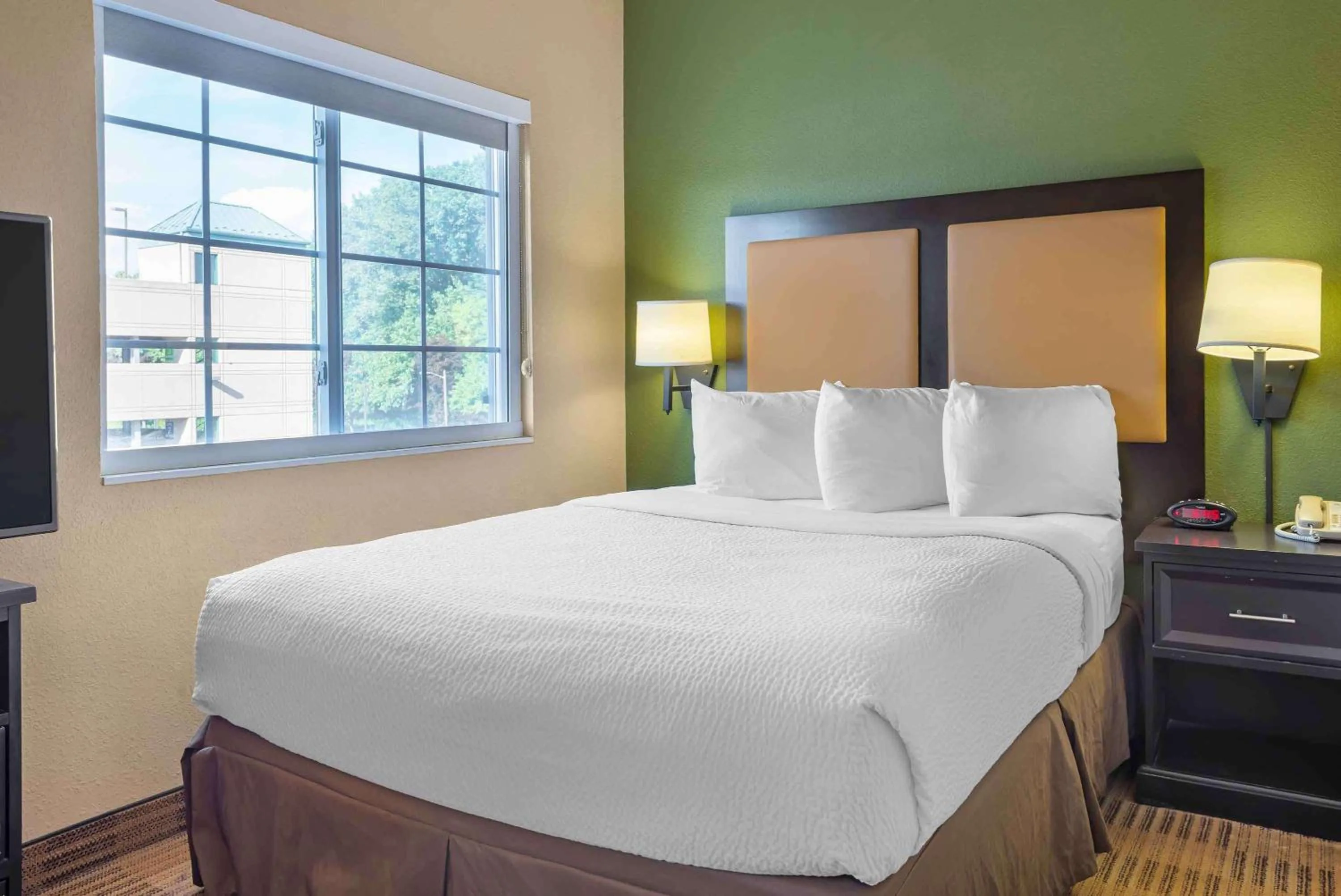 Bedroom, Bed in Extended Stay America Suites - Secaucus - New York City Area