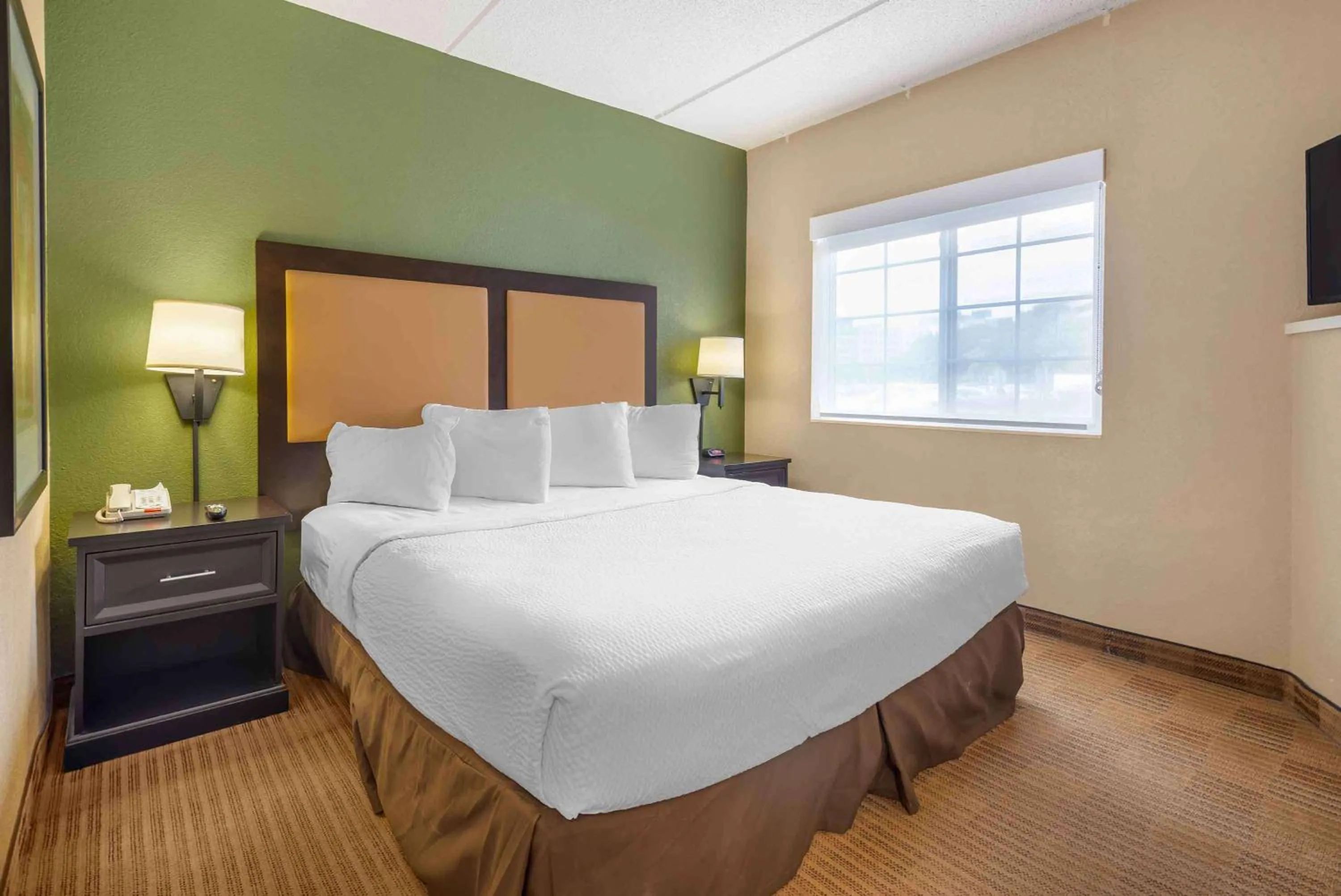 Bedroom, Bed in Extended Stay America Suites - Secaucus - New York City Area