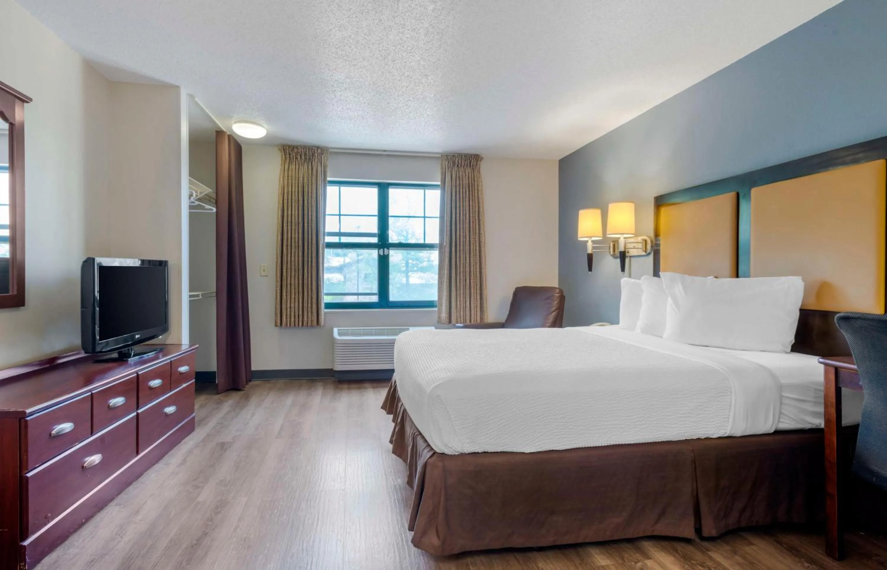 Bedroom, Bed in Extended Stay America Suites - Ramsey - Upper Saddle River