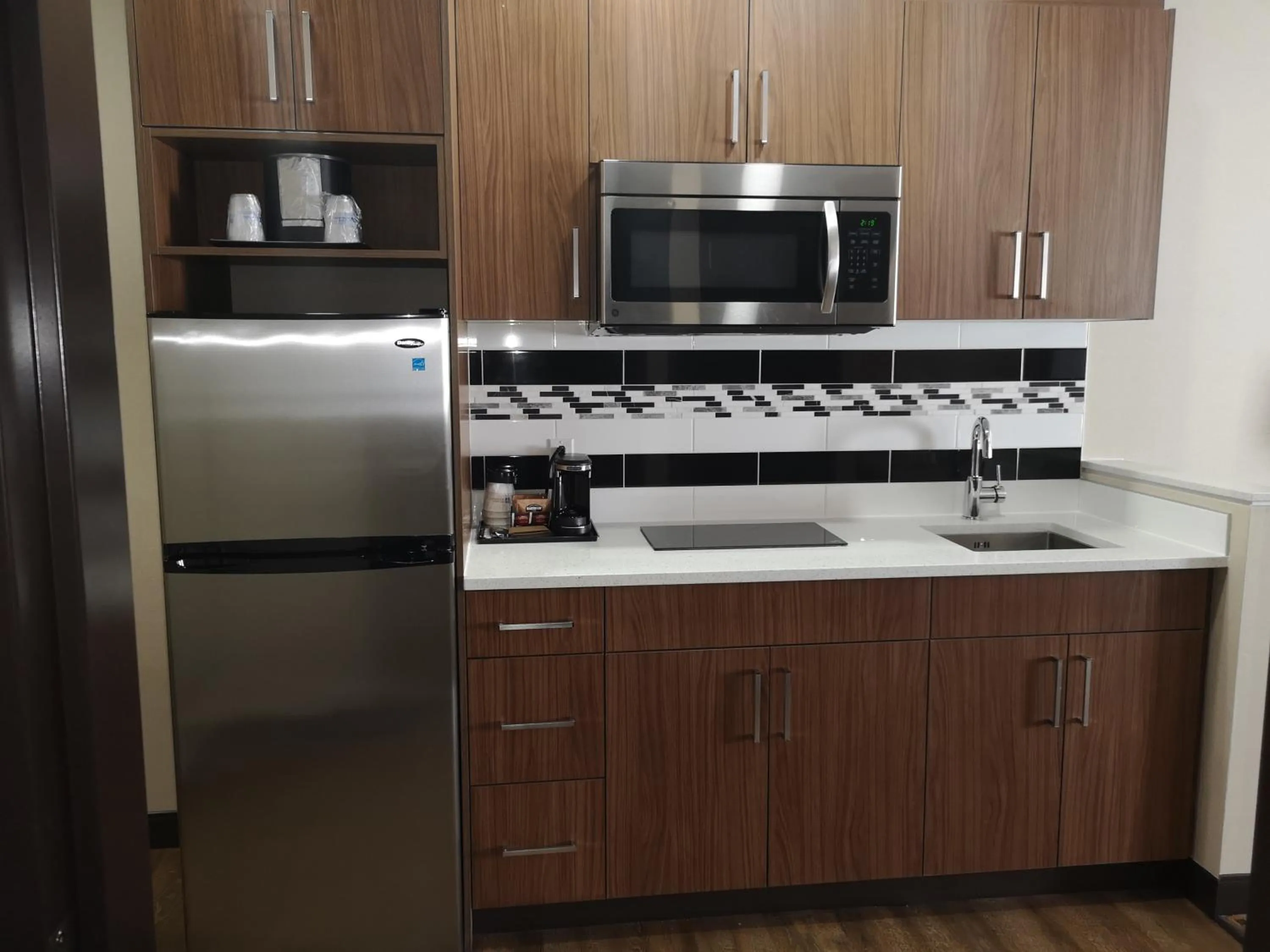 Kitchen or kitchenette in Best Western Plus Hinton Inn & Suites