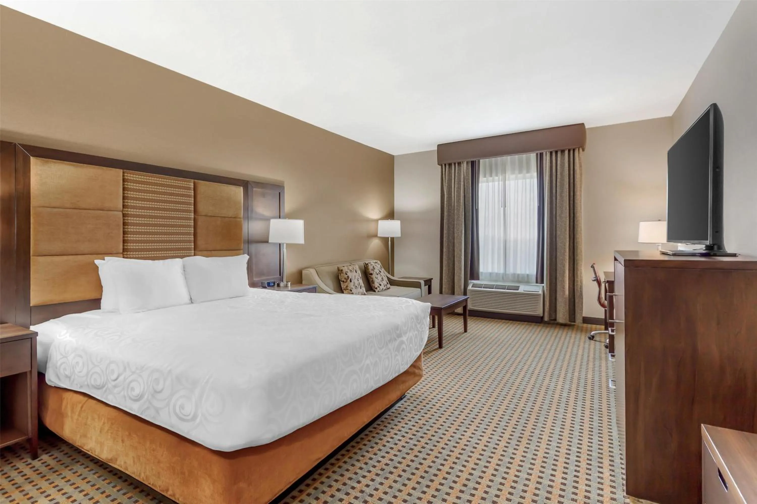 Bedroom, Bed in Best Western Plus Hinton Inn & Suites