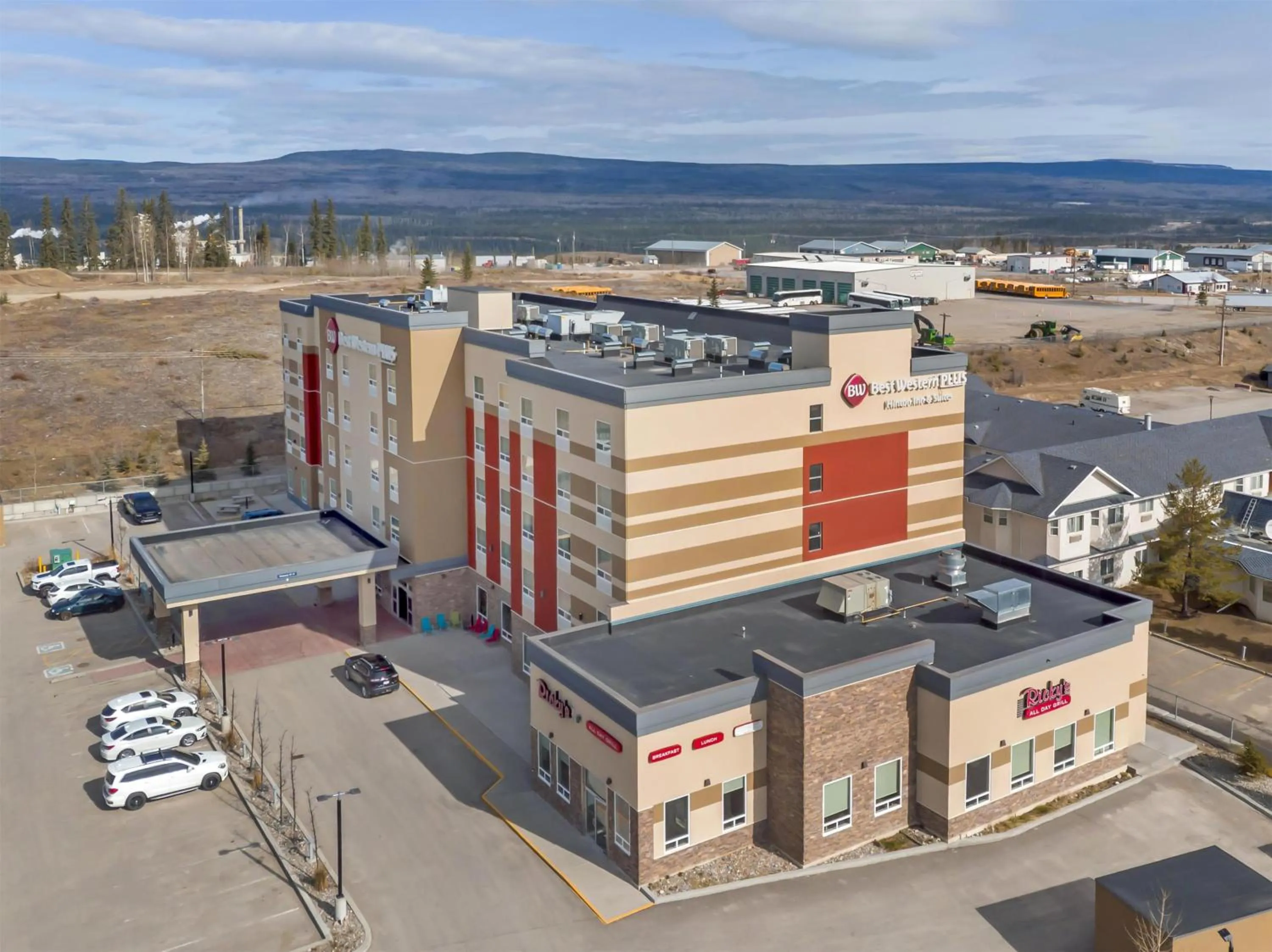 Property building in Best Western Plus Hinton Inn & Suites