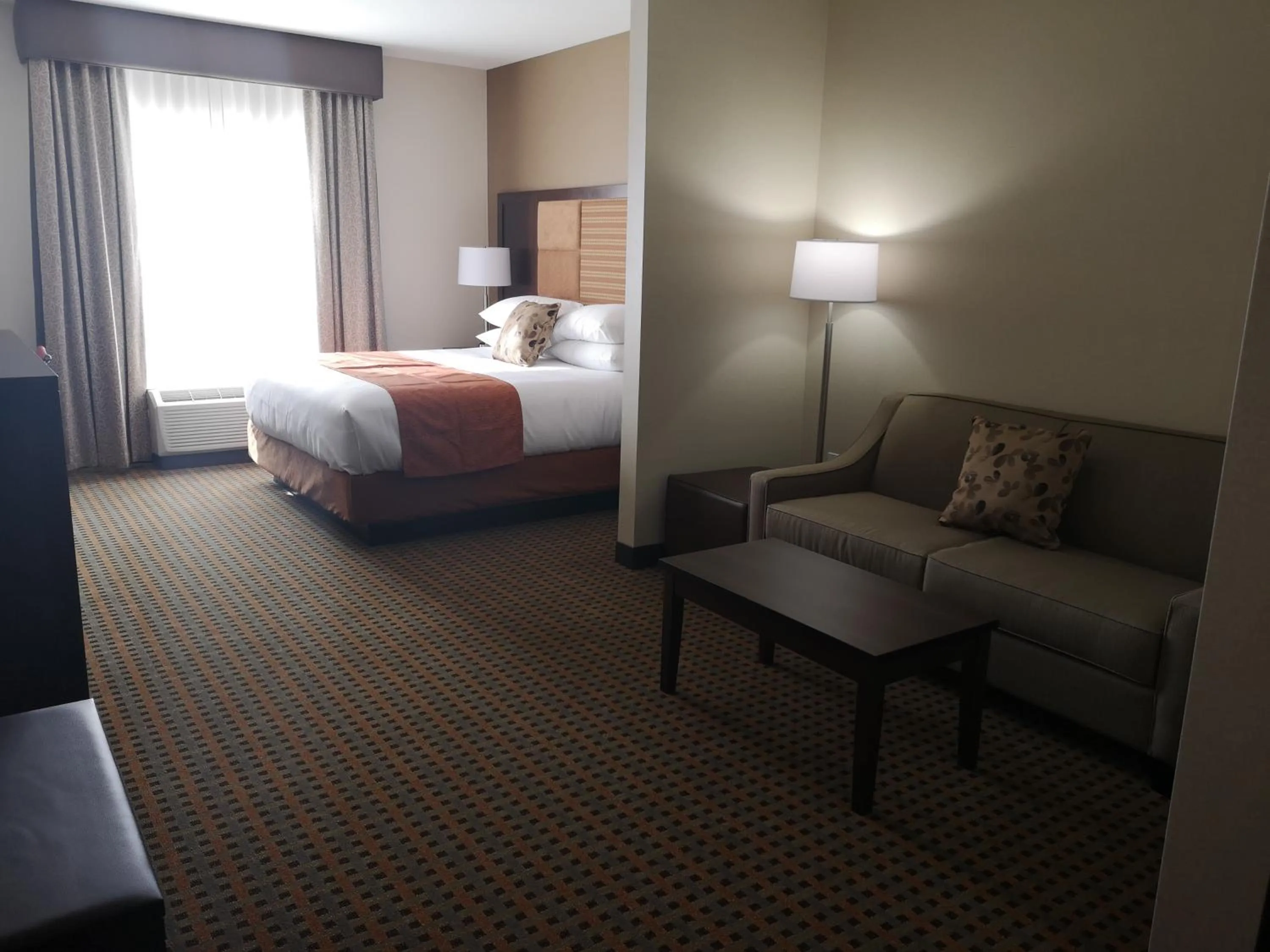 Living room, Bed in Best Western Plus Hinton Inn & Suites