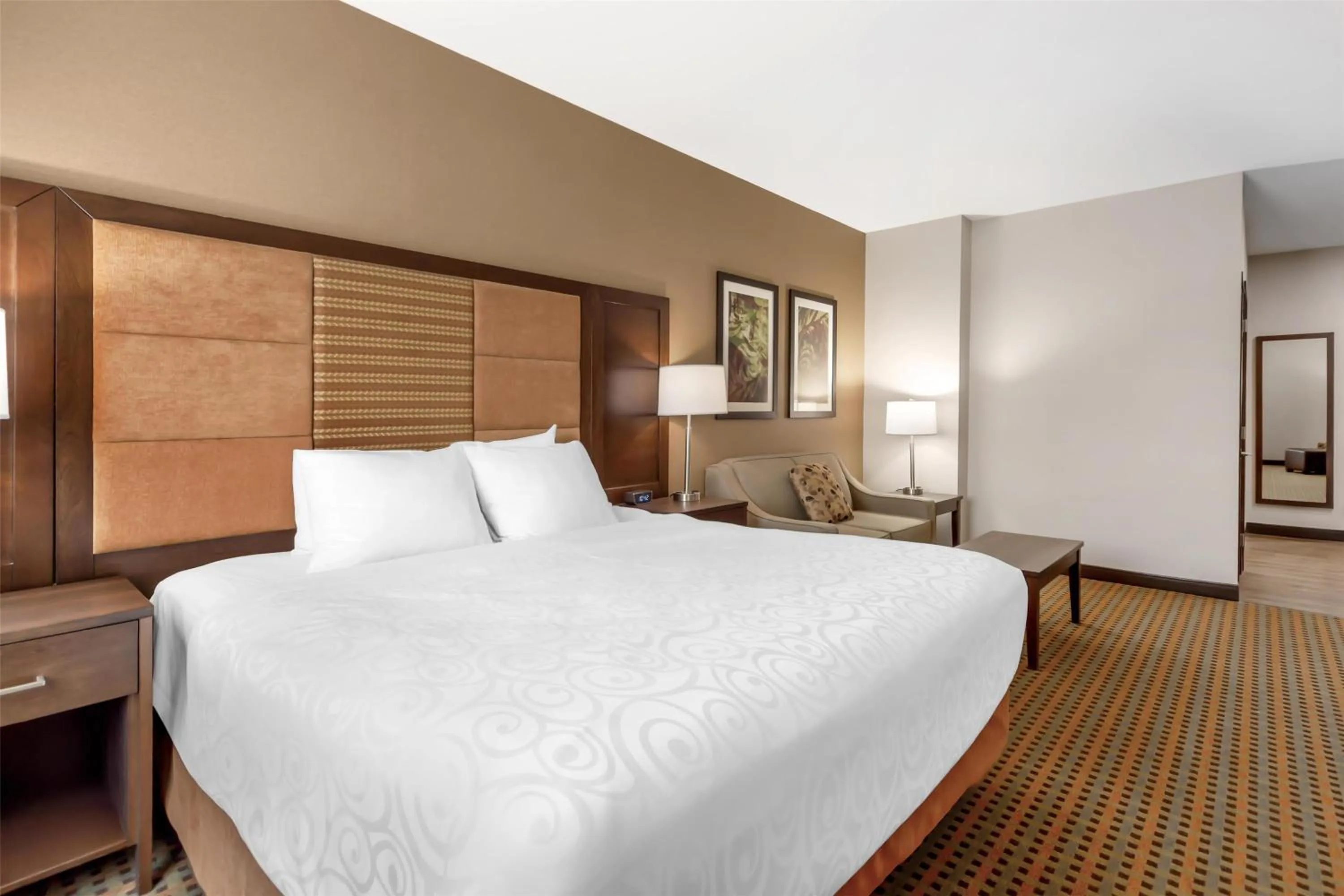 Bedroom, Bed in Best Western Plus Hinton Inn & Suites