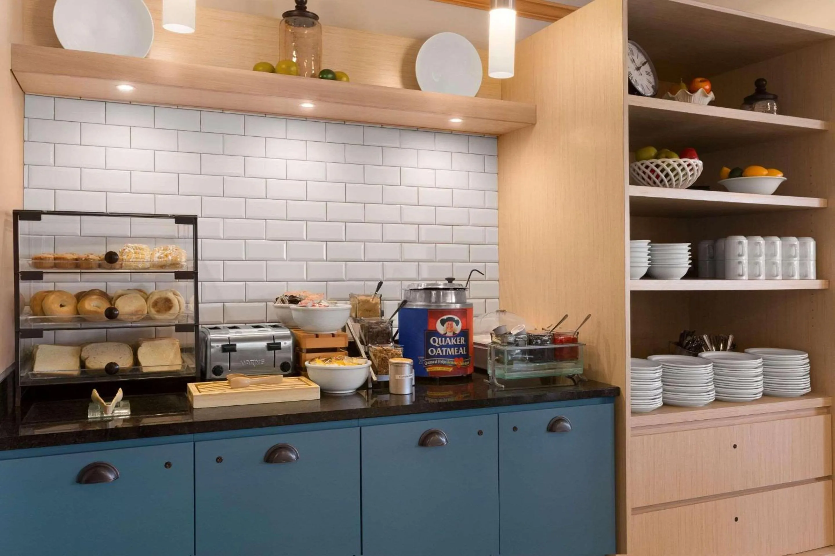 Breakfast in Country Inn & Suites by Radisson, Rochester South, MN