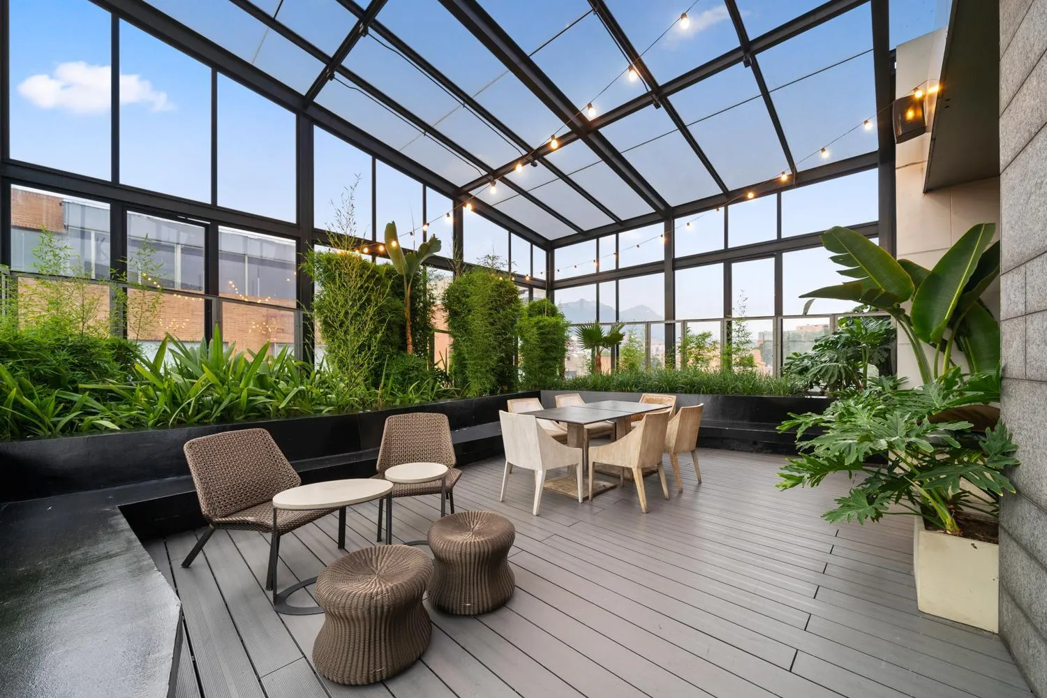 Restaurant/places to eat in BOG Hotel