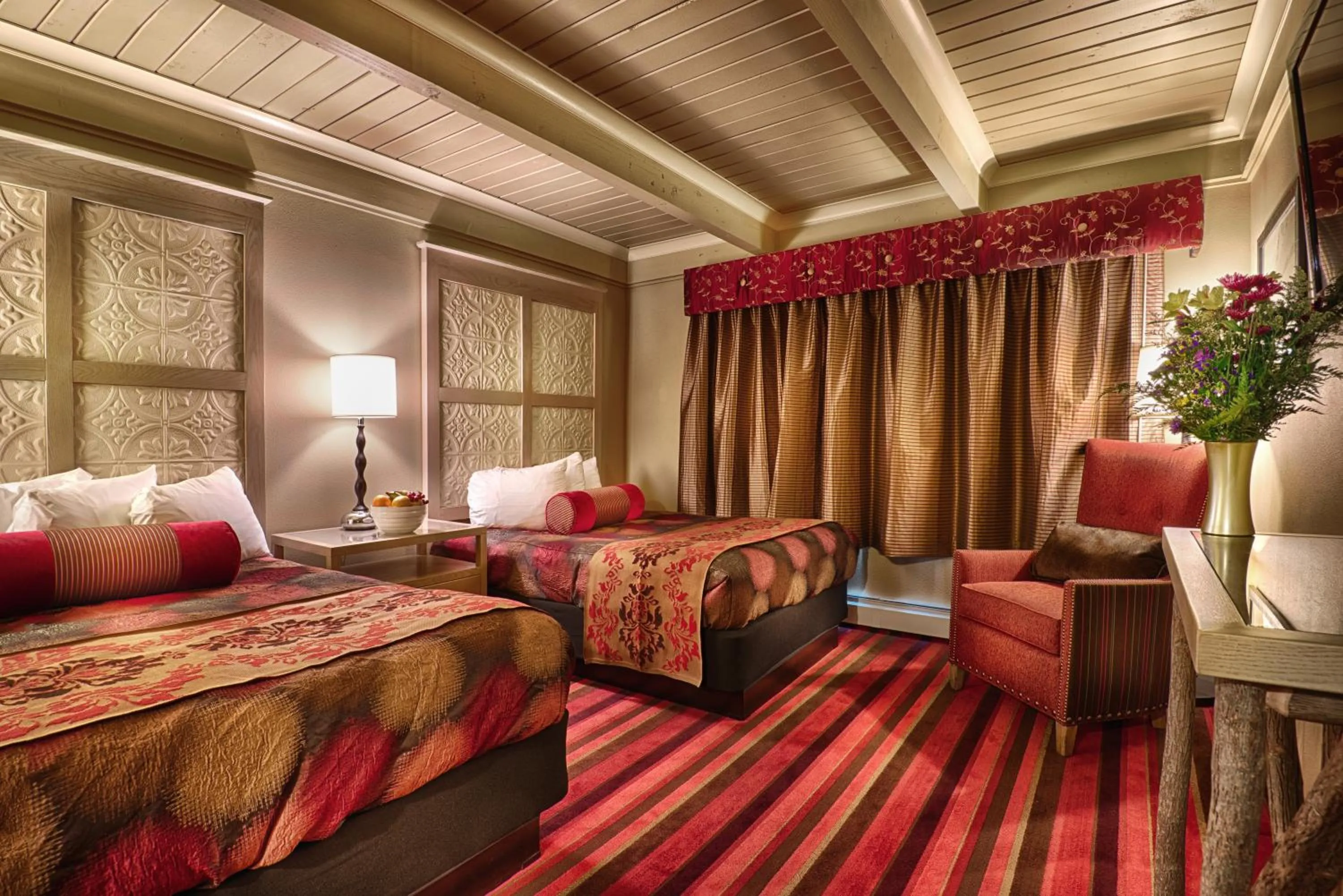 Photo of the whole room, Bed in Holland America Skagway Inn