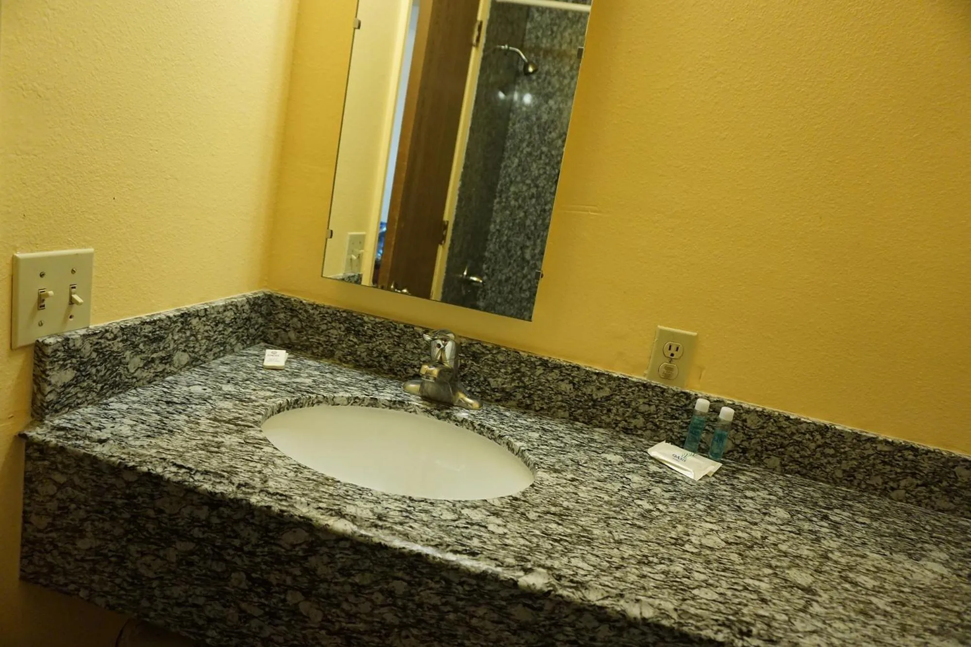 Bathroom in Mesa Oasis Inn & Motel