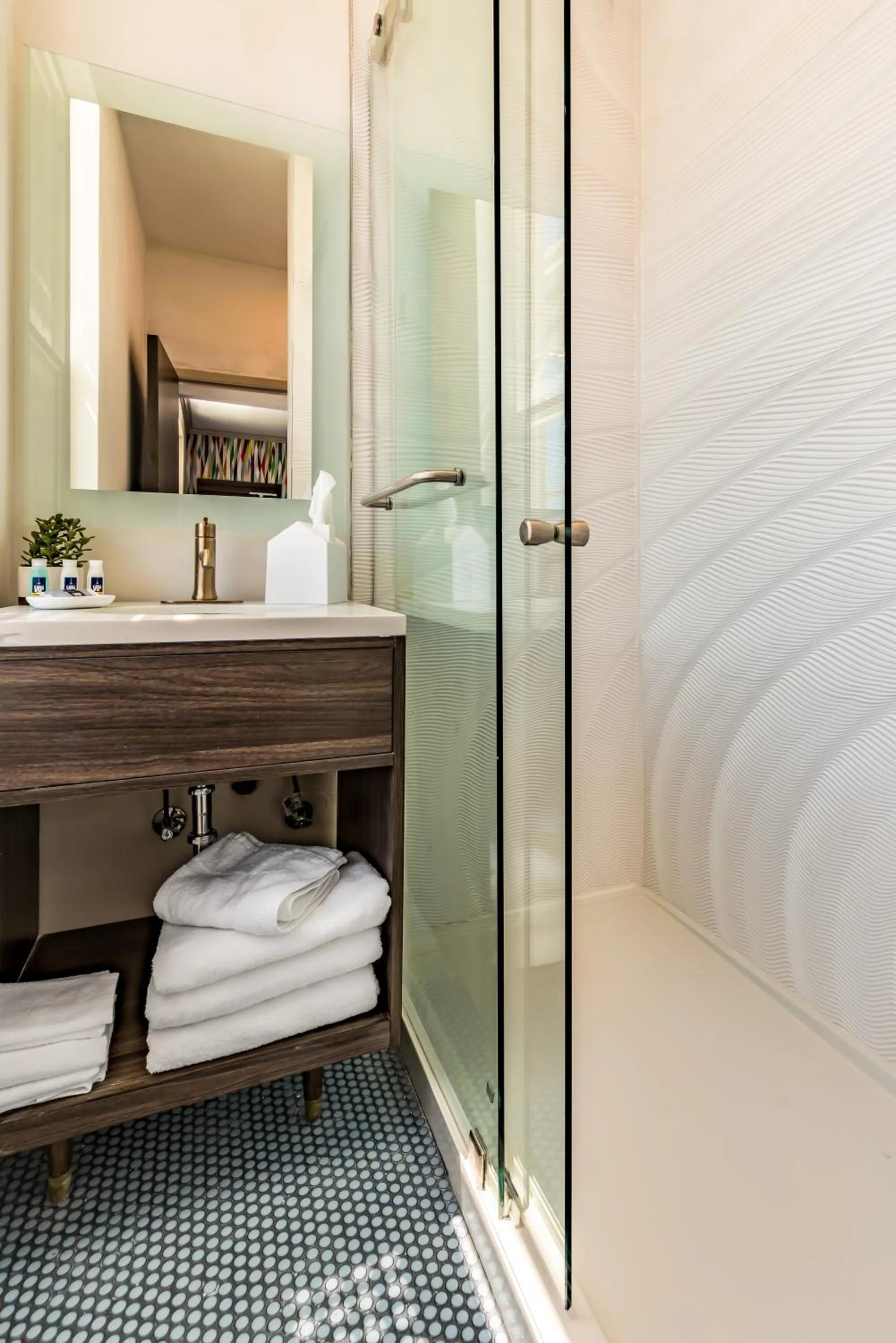 Shower, Bed in Signature San Francisco