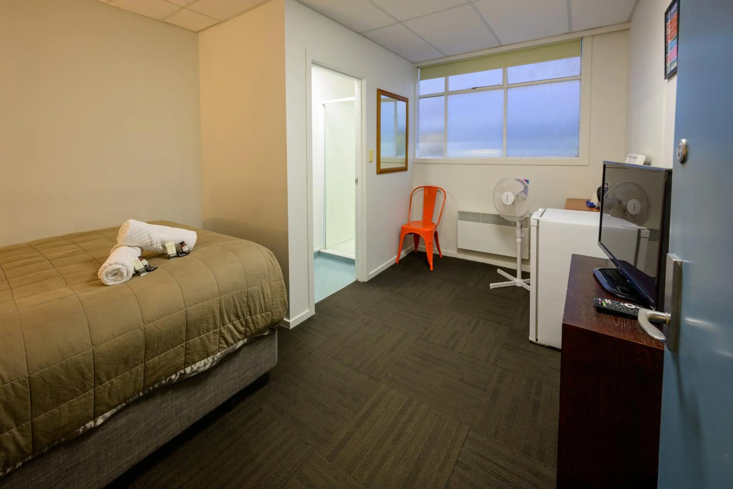 Bedroom, Bed in Trek Global Backpackers