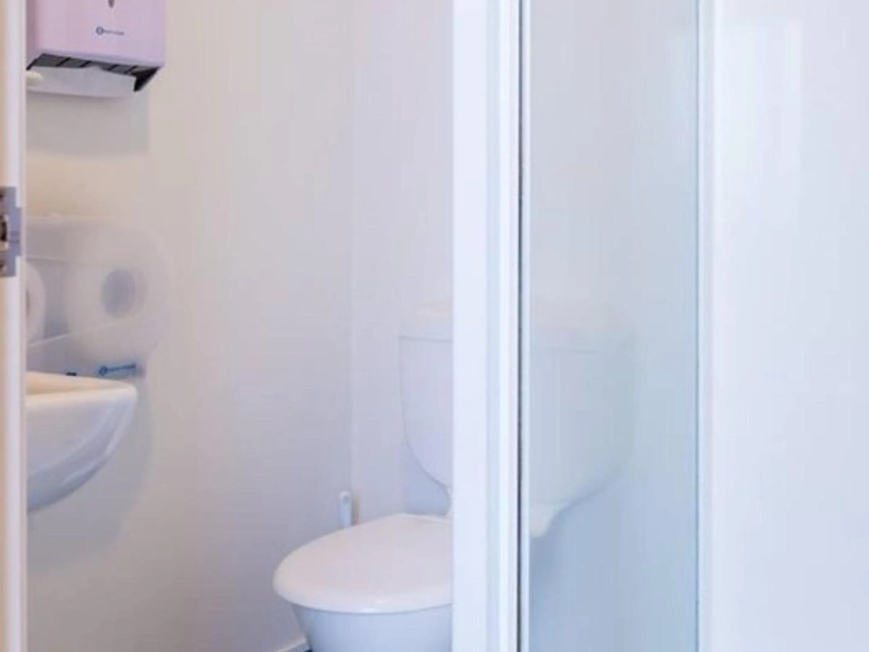 Bathroom in Trek Global Backpackers