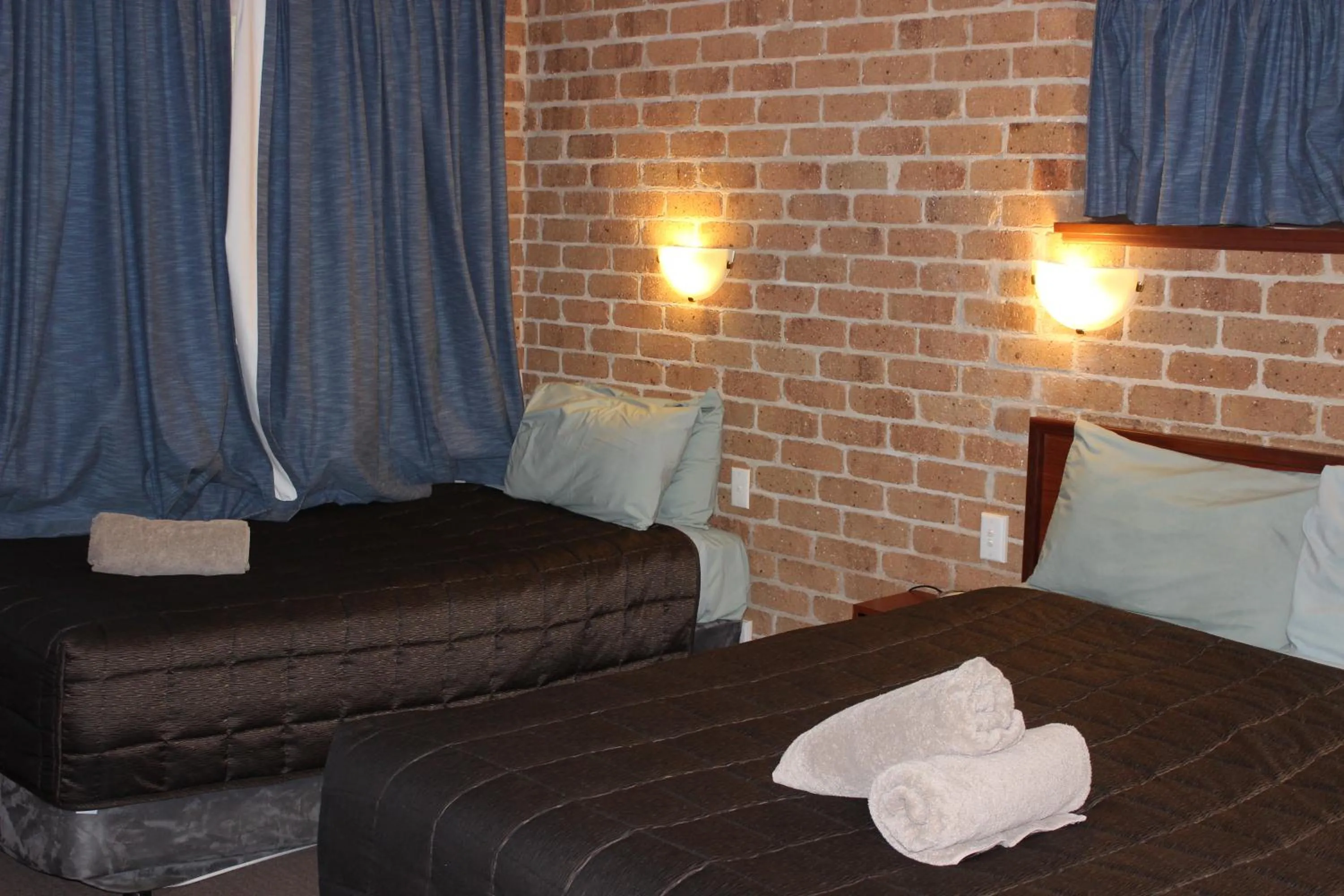 Bed in Acacia Motor Inn