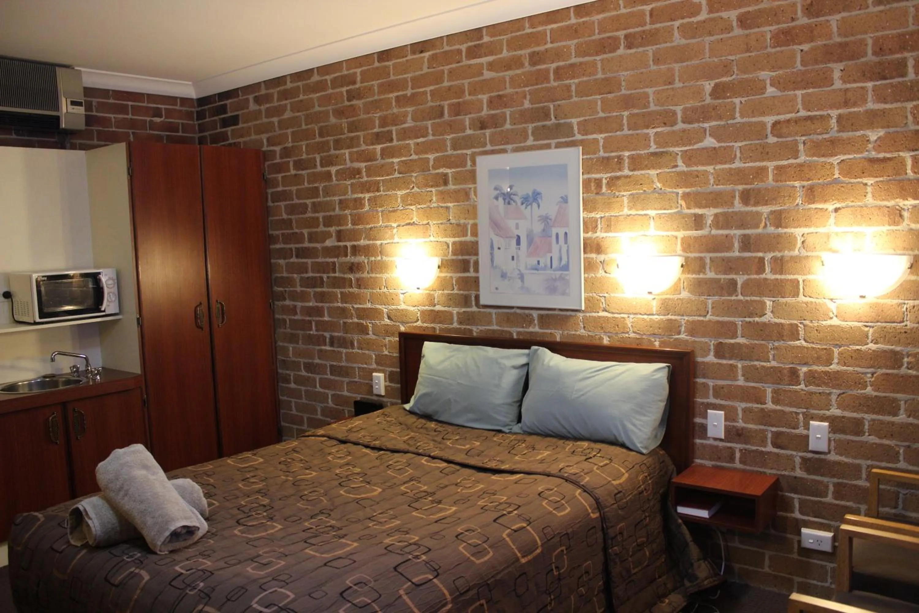 Bed in Acacia Motor Inn