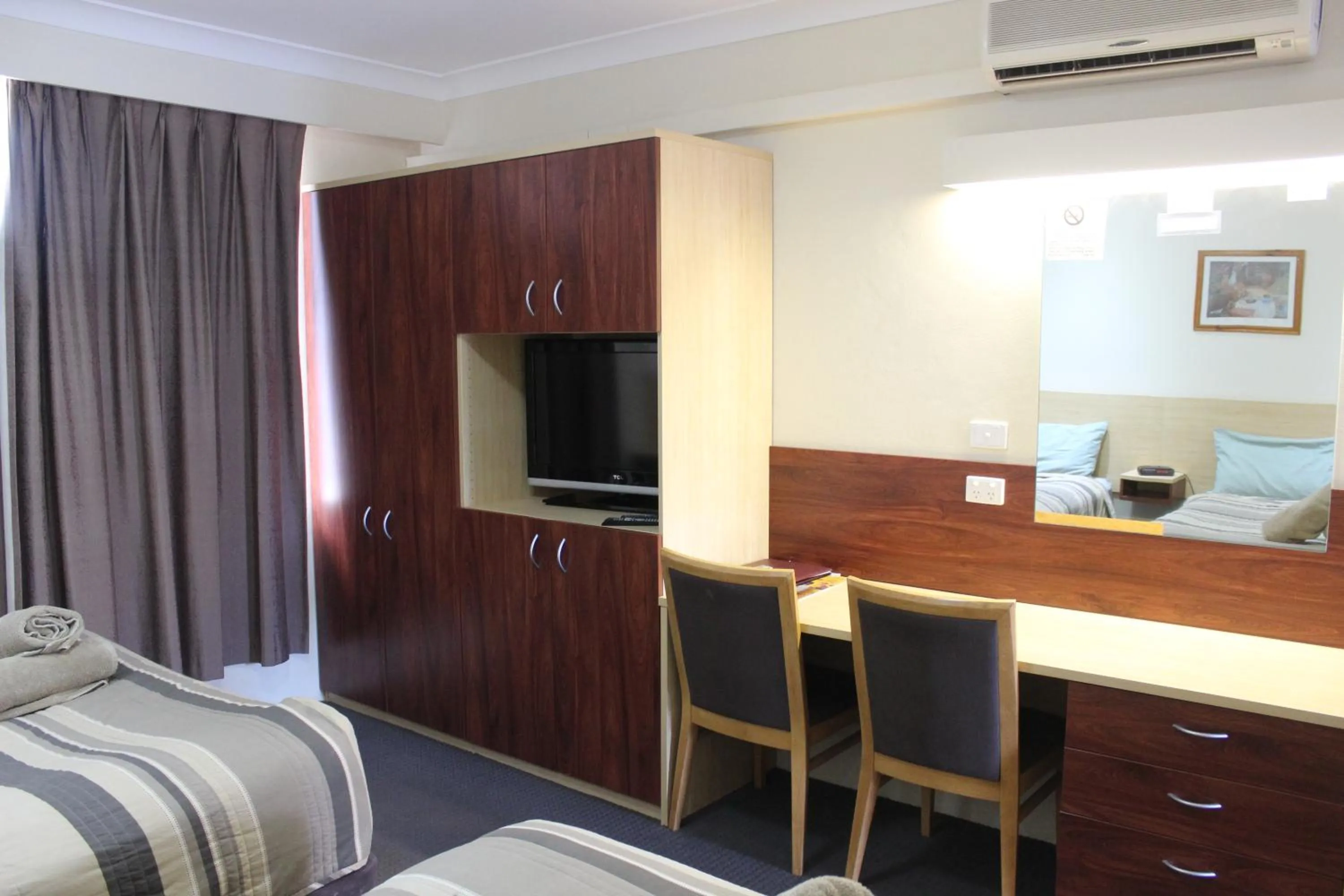 Bed in Acacia Motor Inn