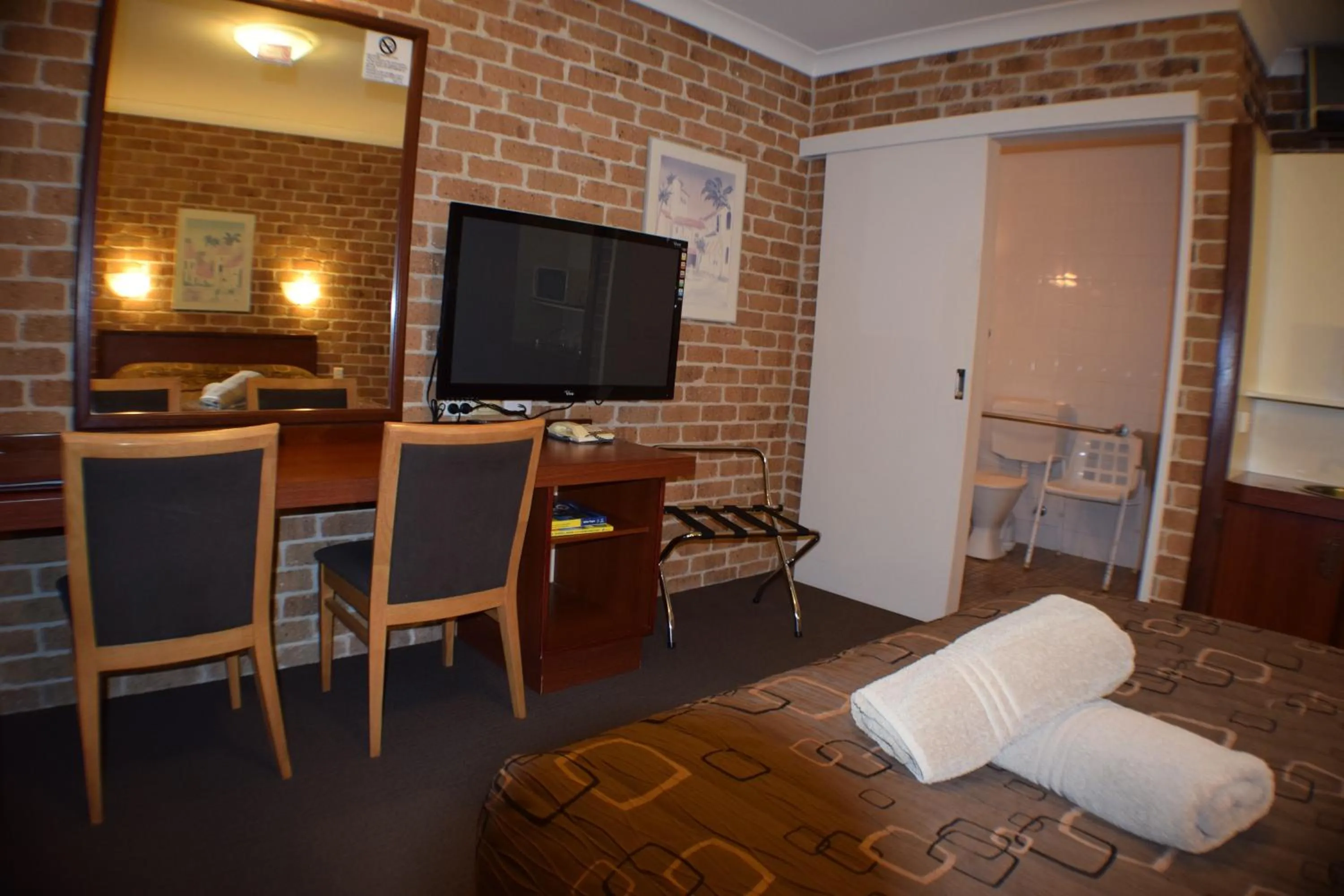 Bed in Acacia Motor Inn