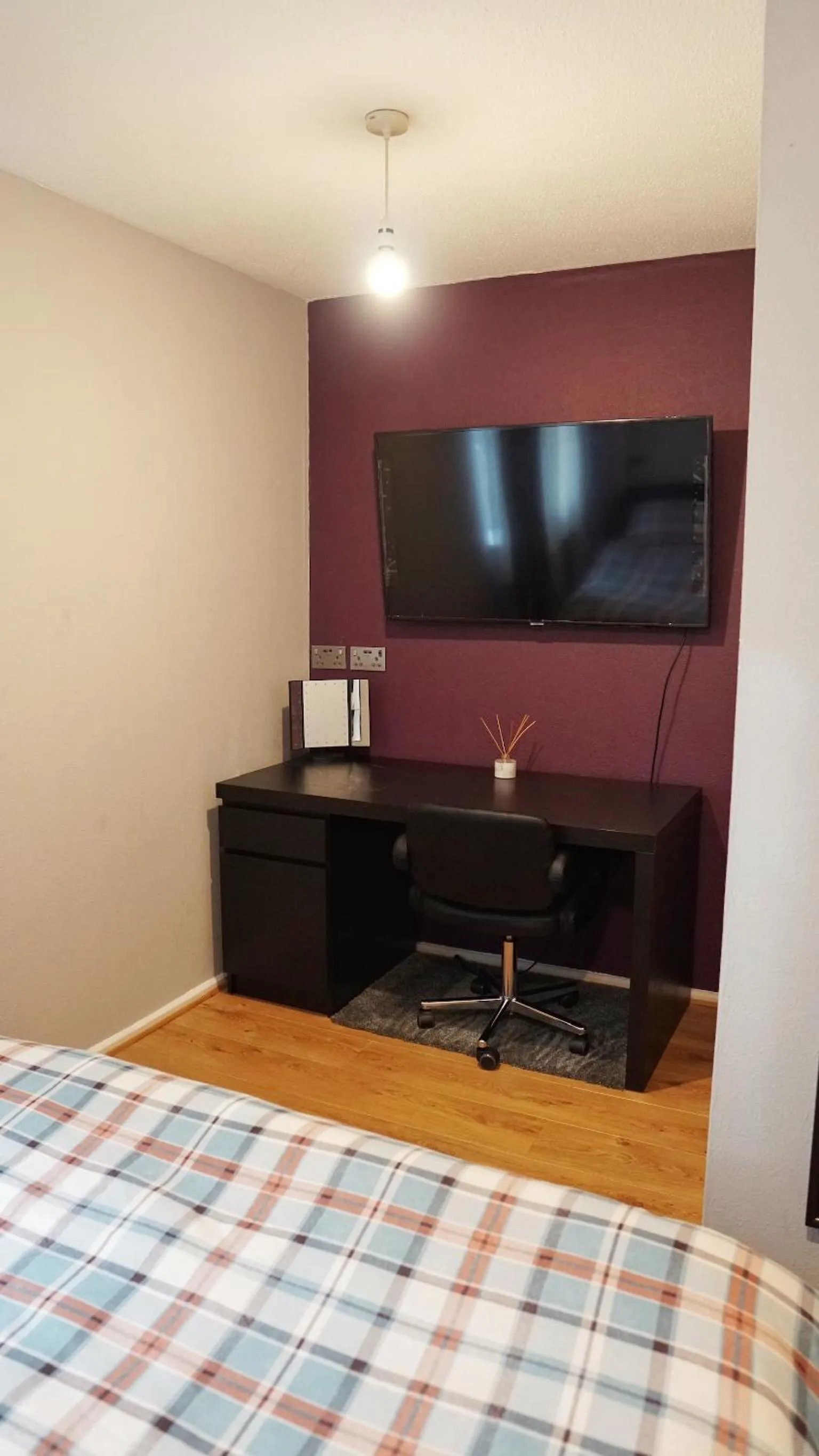 Bed in North London Apartment - Edmonton
