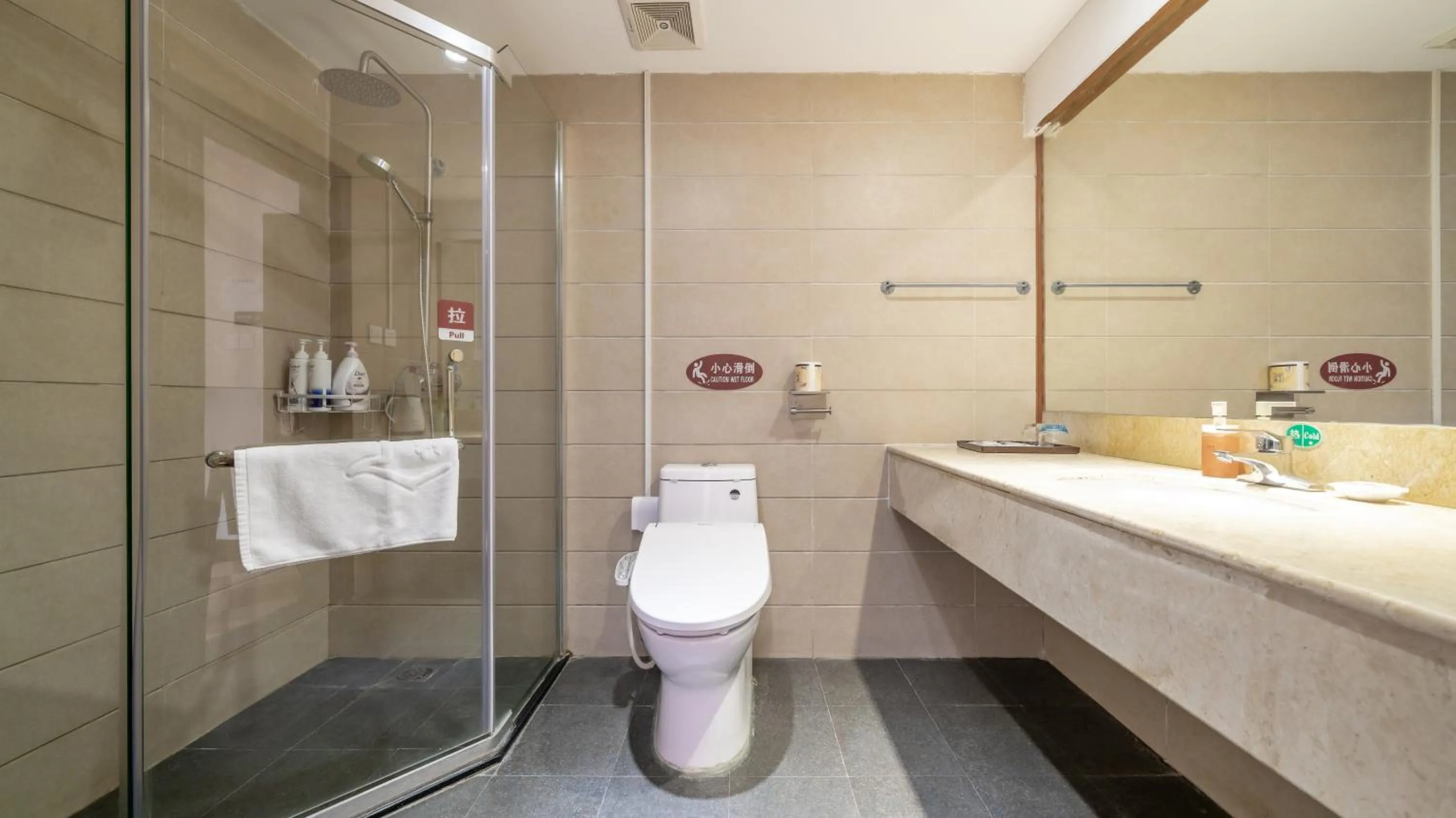Toilet in Wenjun Courtyard Hotel---3mins walk from Tonghuimen metro station ,next to People`s Park, fluent English service ,travel agency