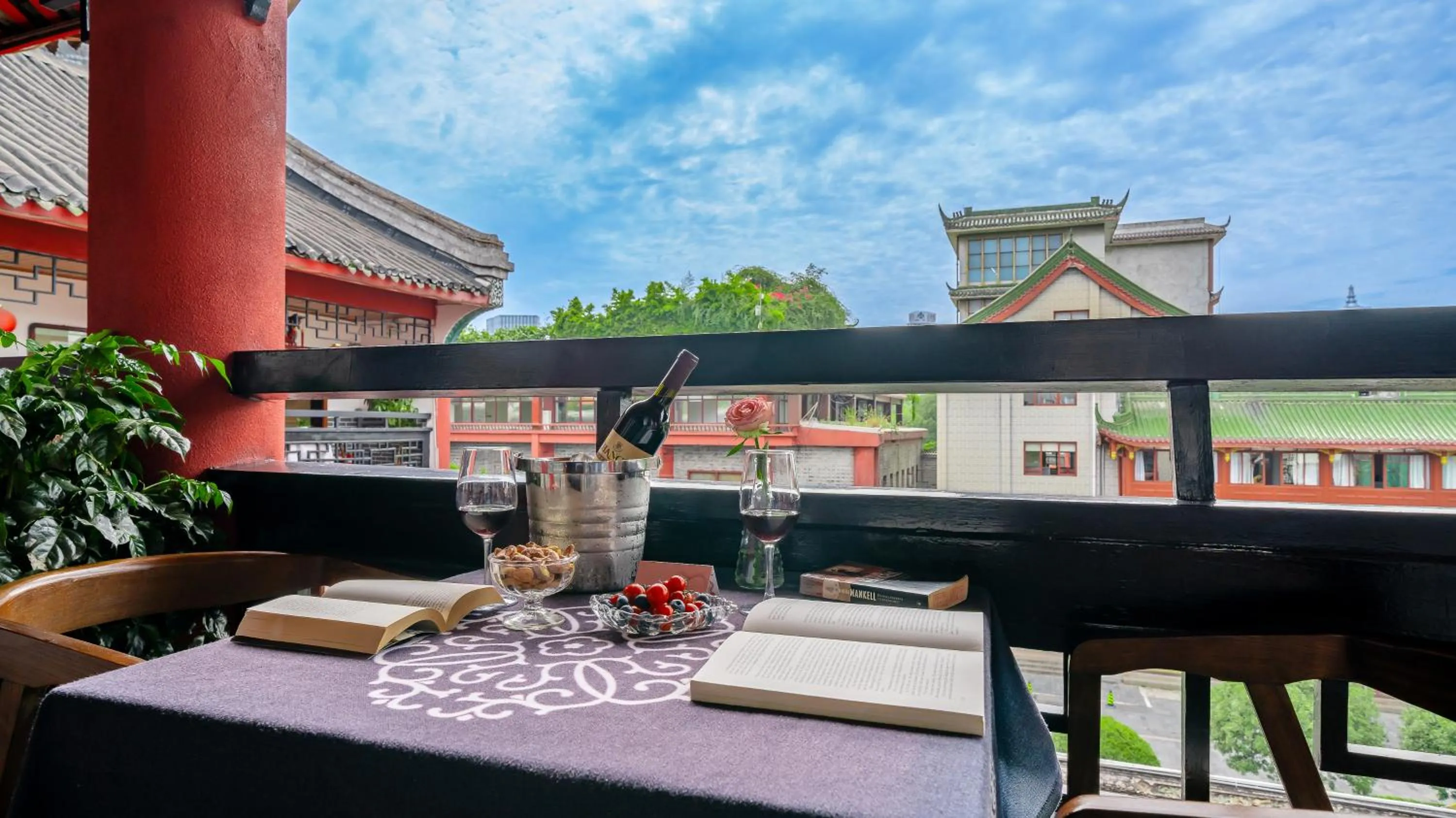 Balcony/Terrace in Wenjun Courtyard Hotel---3mins walk from Tonghuimen metro station ,next to People`s Park, fluent English service ,travel agency