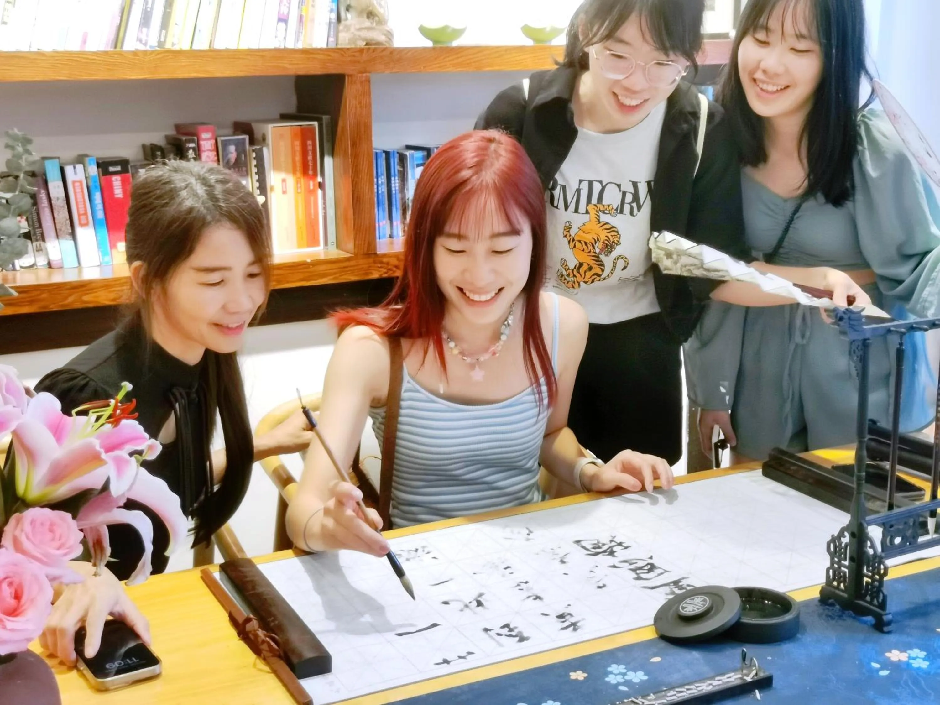 Property building in Wenjun Courtyard Hotel---3mins walk from Tonghuimen metro station ,next to People`s Park, fluent English service ,travel agency