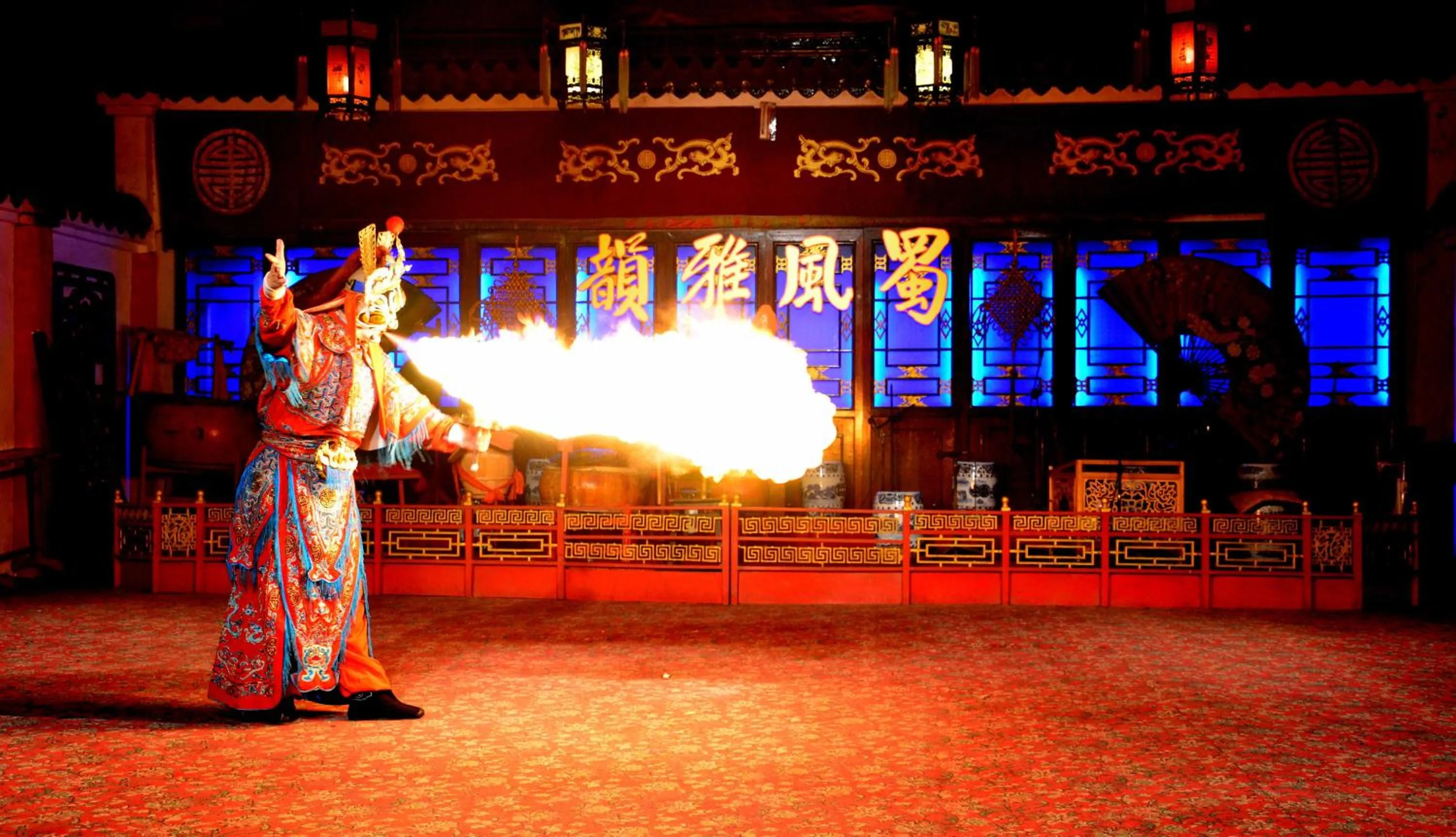 Evening entertainment in Wenjun Courtyard Hotel---3mins walk from Tonghuimen metro station ,next to People`s Park, fluent English service ,travel agency