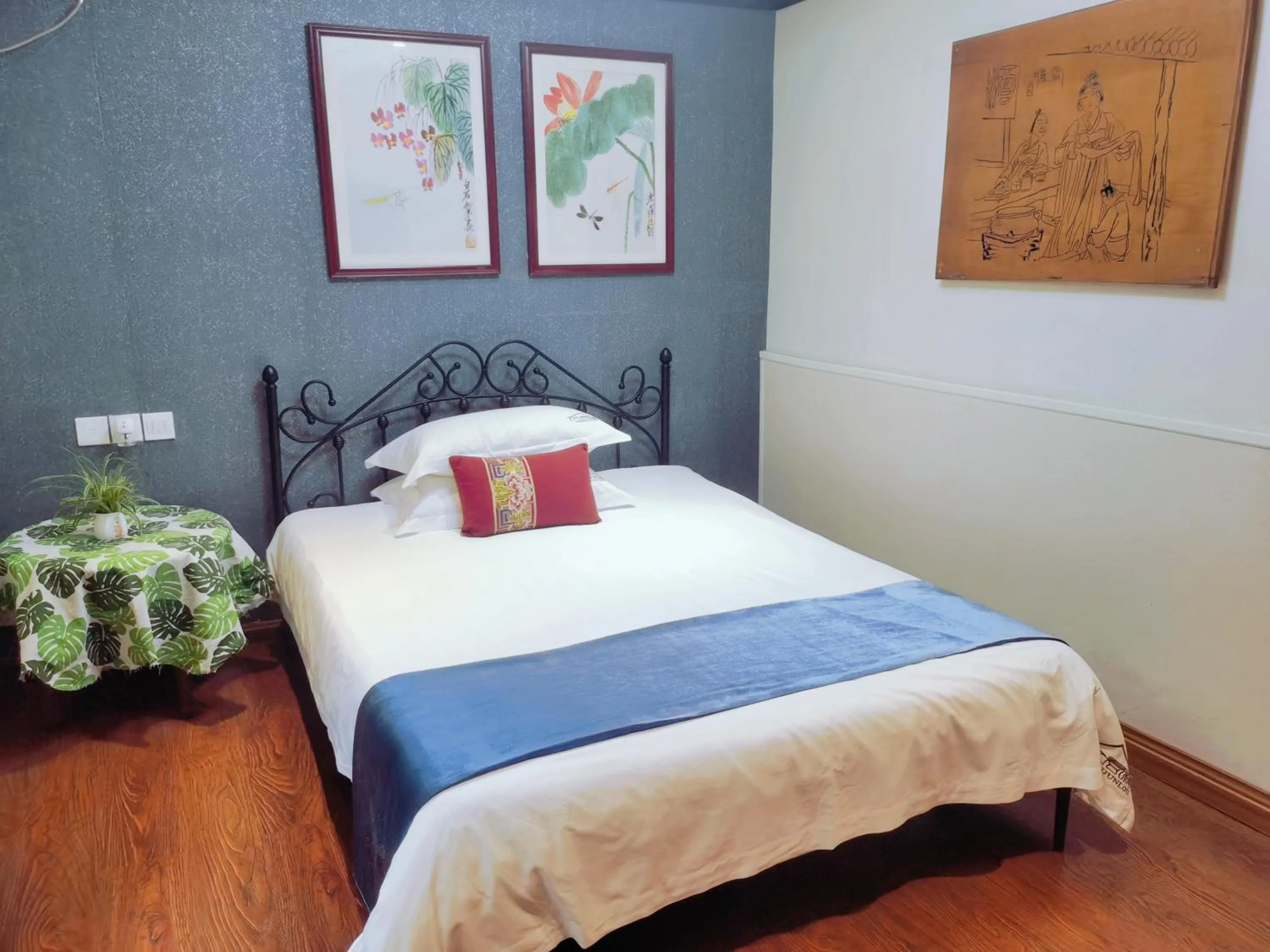 Photo of the whole room, Bed in Wenjun Courtyard Hotel---3mins walk from Tonghuimen metro station ,next to People`s Park, fluent English service ,travel agency