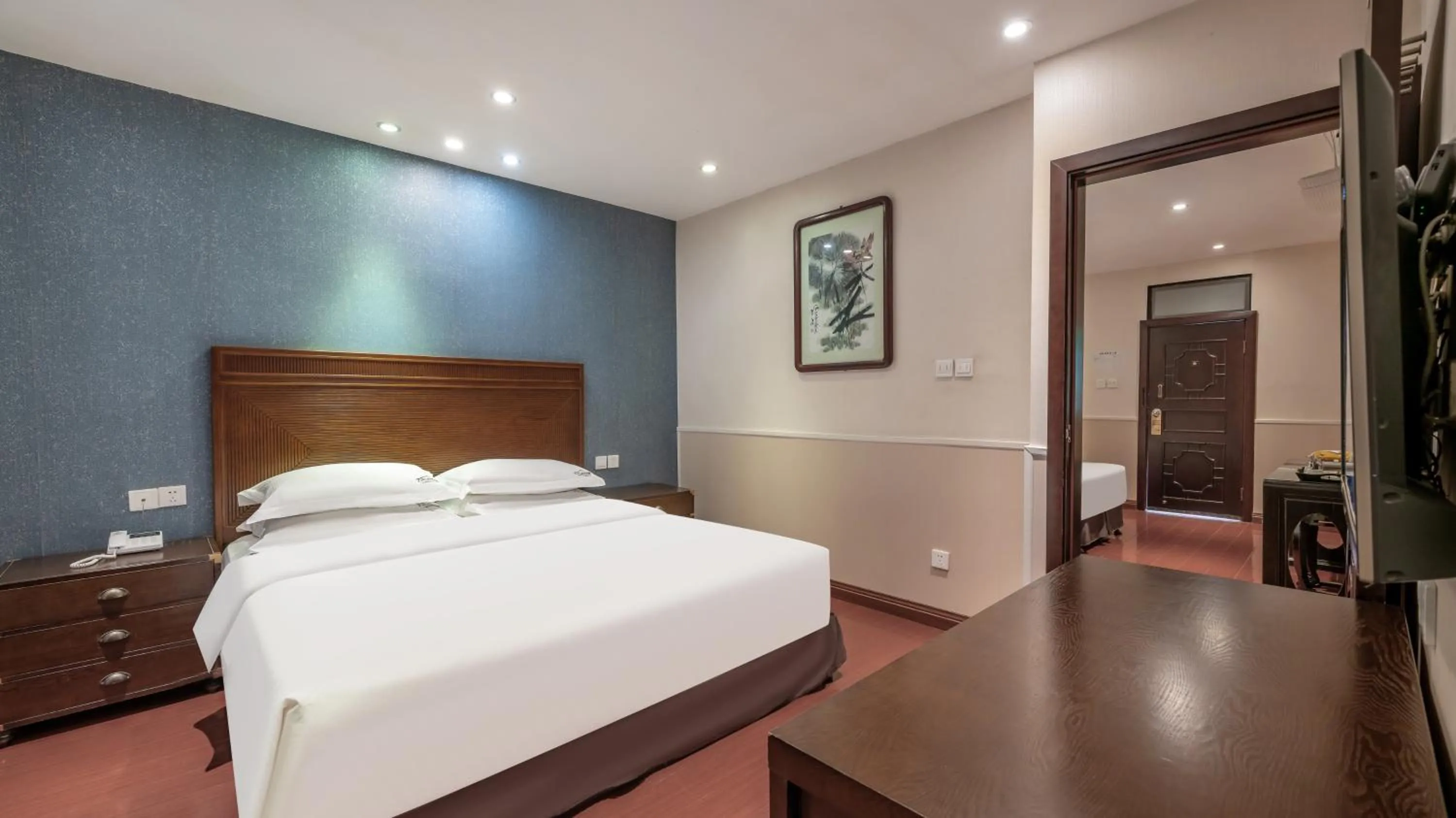 View (from property/room), Bed in Wenjun Courtyard Hotel---3mins walk from Tonghuimen metro station ,next to People`s Park, fluent English service ,travel agency