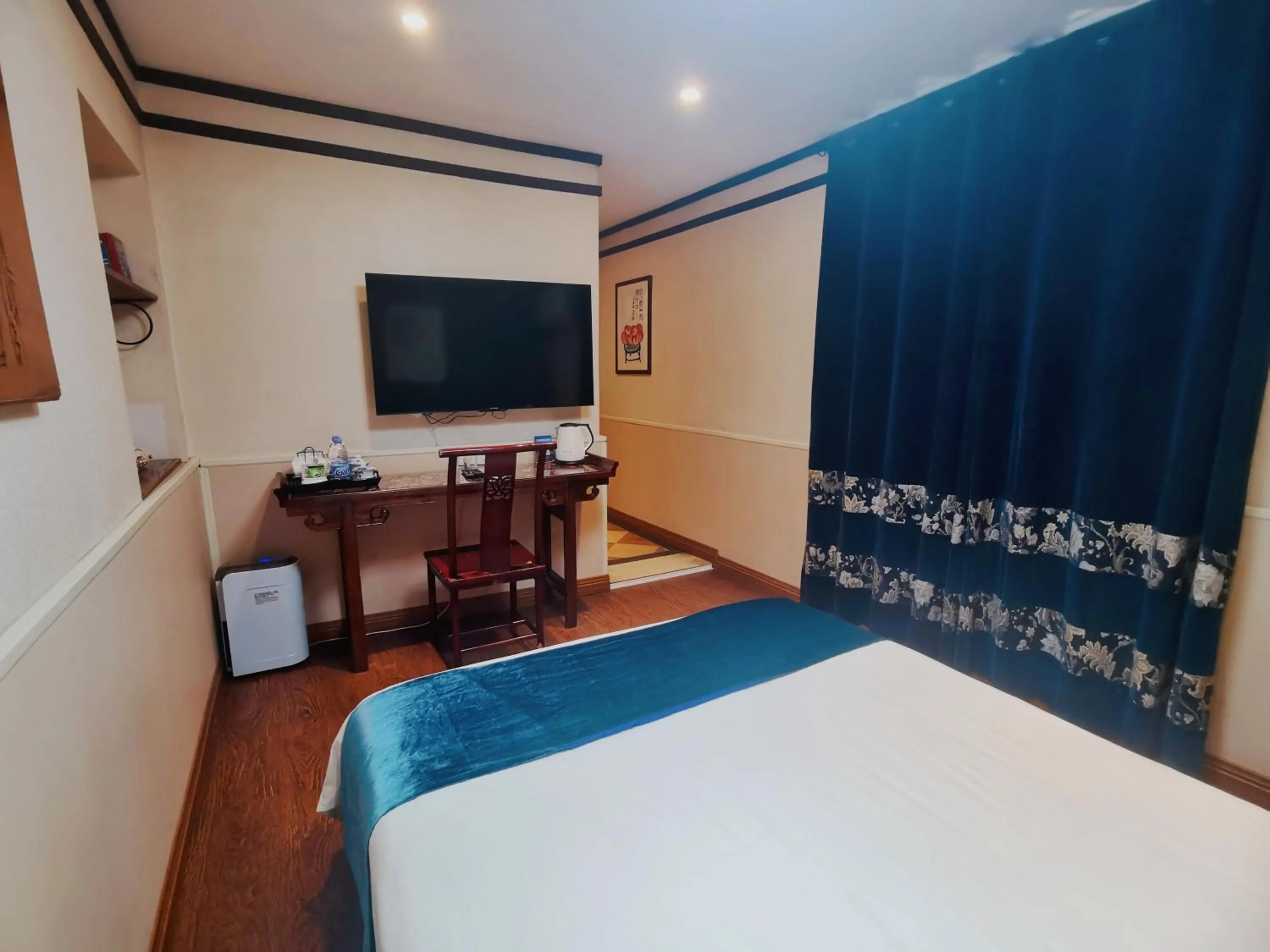 Bedroom, Bed in Wenjun Courtyard Hotel---3mins walk from Tonghuimen metro station ,next to People`s Park, fluent English service ,travel agency