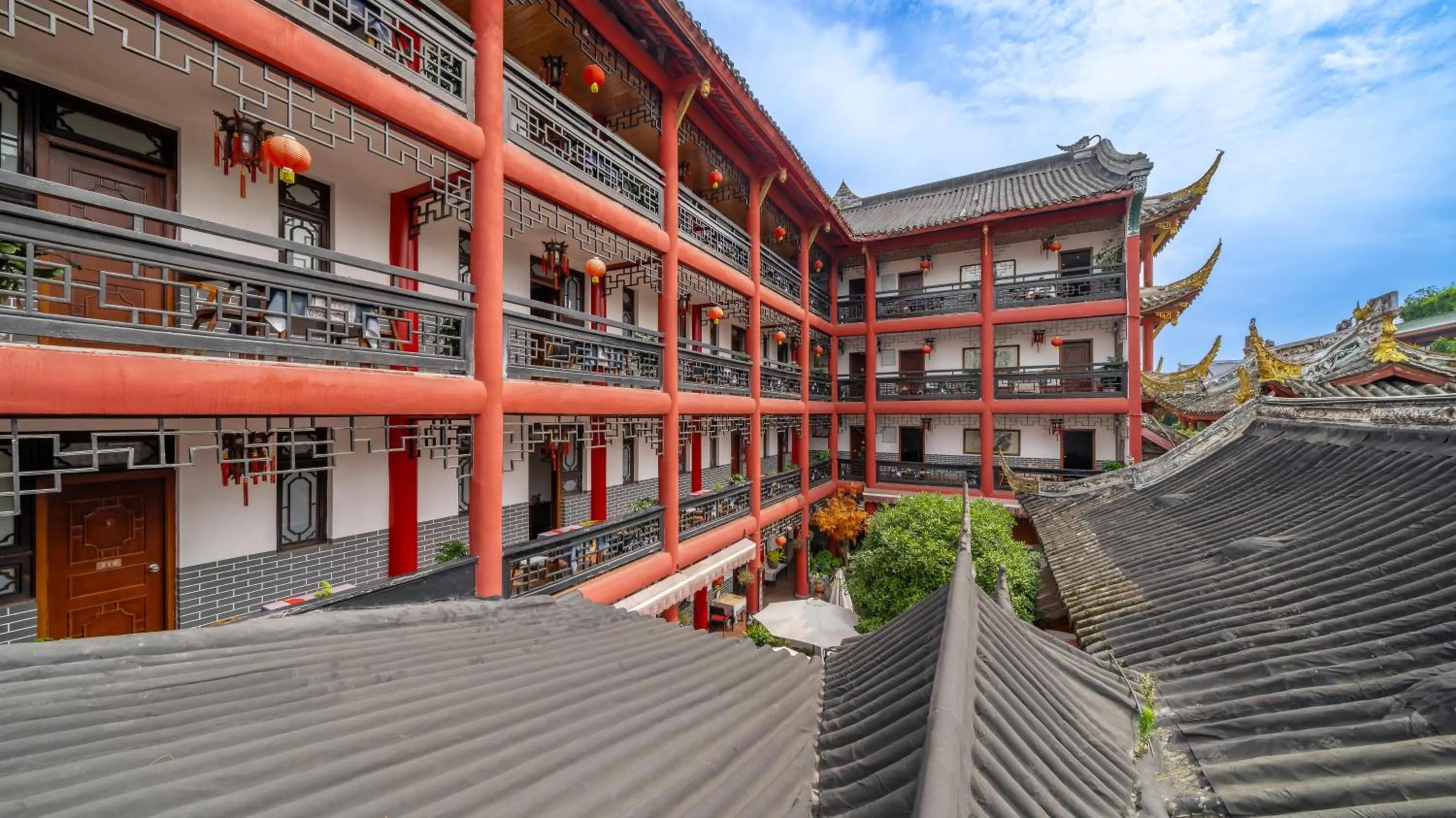 Property building in Wenjun Courtyard Hotel---3mins walk from Tonghuimen metro station ,next to People`s Park, fluent English service ,travel agency