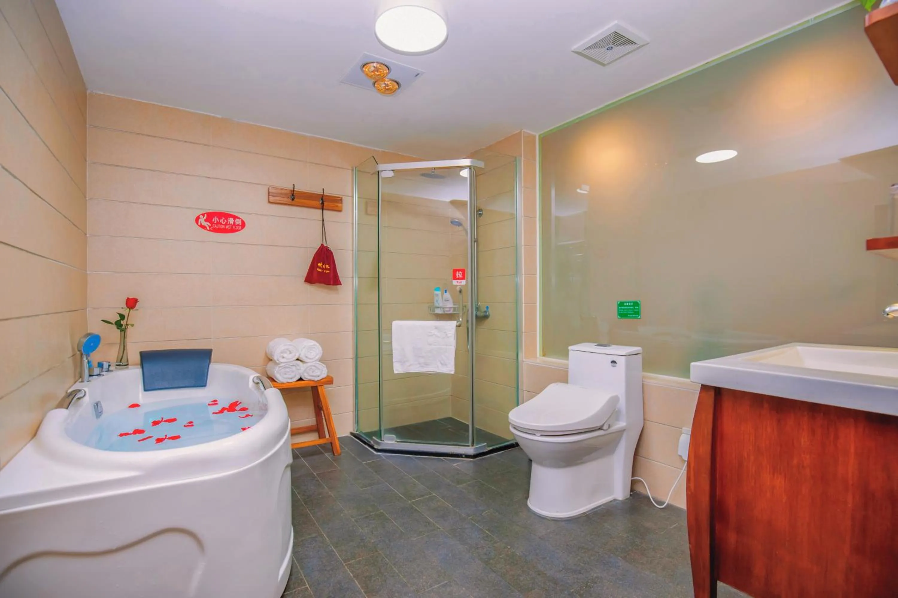 Toilet in Wenjun Courtyard Hotel---3mins walk from Tonghuimen metro station ,next to People`s Park, fluent English service ,travel agency