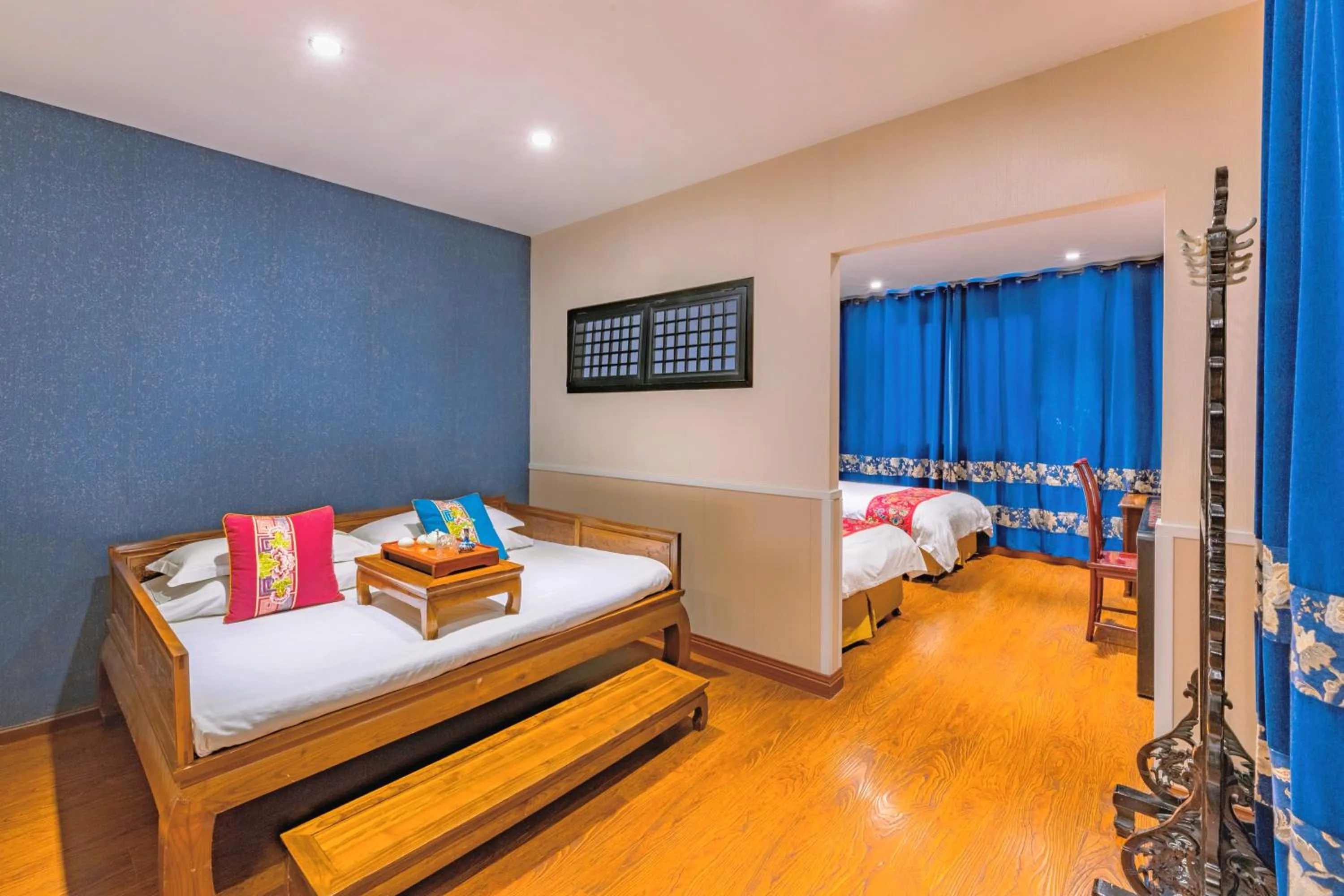 Photo of the whole room, Bed in Wenjun Courtyard Hotel---3mins walk from Tonghuimen metro station ,next to People`s Park, fluent English service ,travel agency