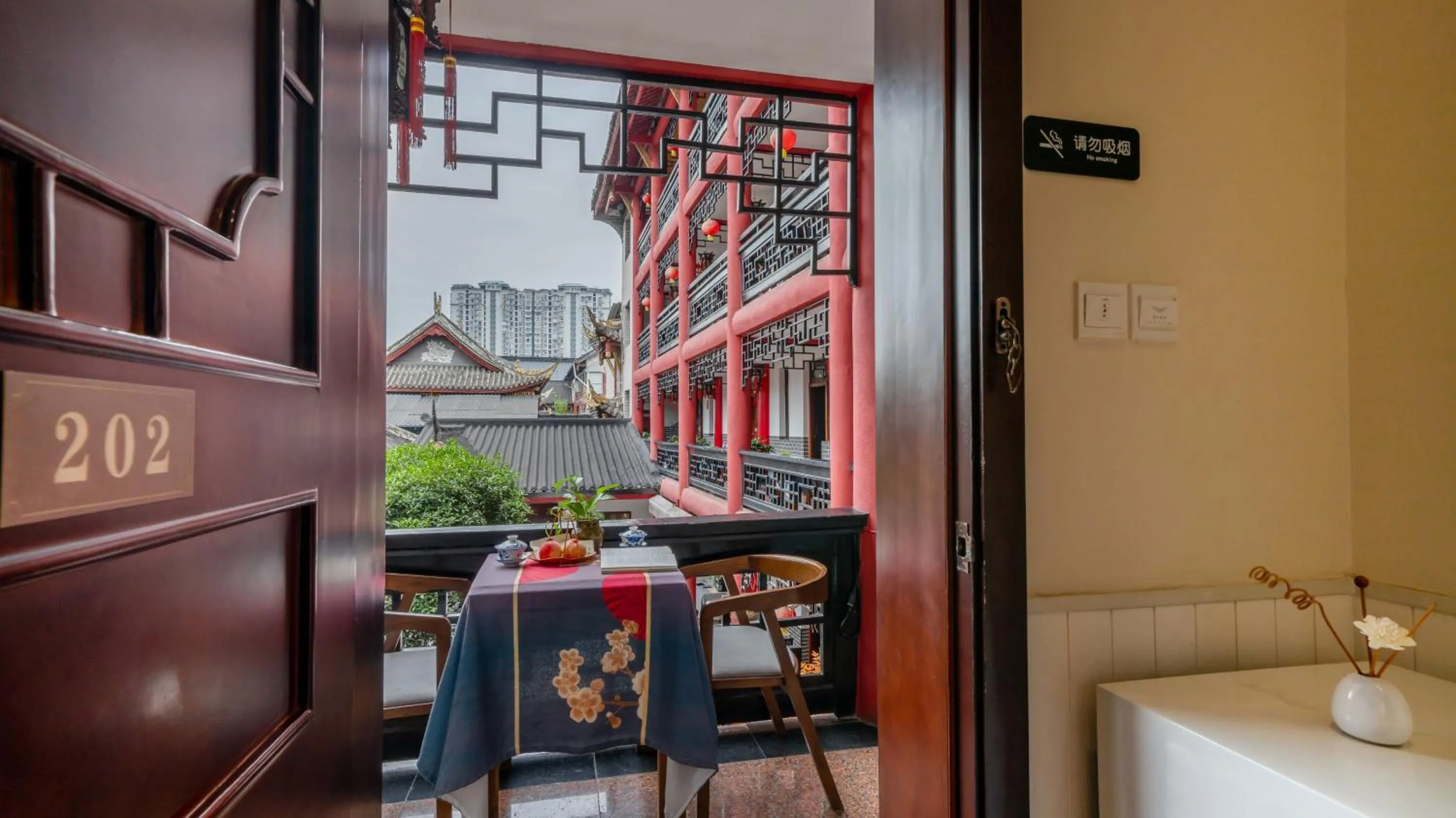 Balcony/Terrace in Wenjun Courtyard Hotel---3mins walk from Tonghuimen metro station ,next to People`s Park, fluent English service ,travel agency
