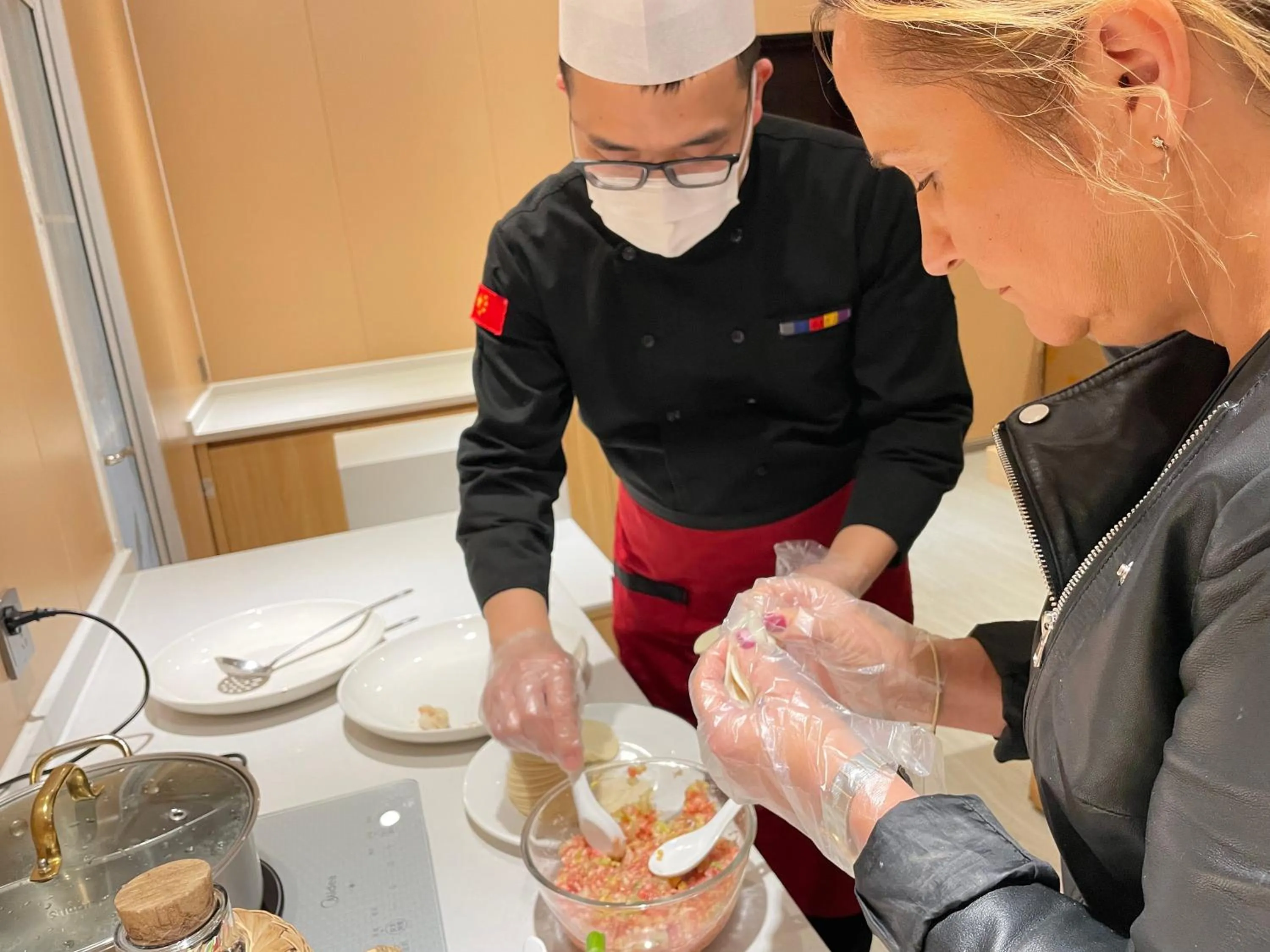 People in Wenjun Courtyard Hotel---3mins walk from Tonghuimen metro station ,next to People`s Park, fluent English service ,travel agency