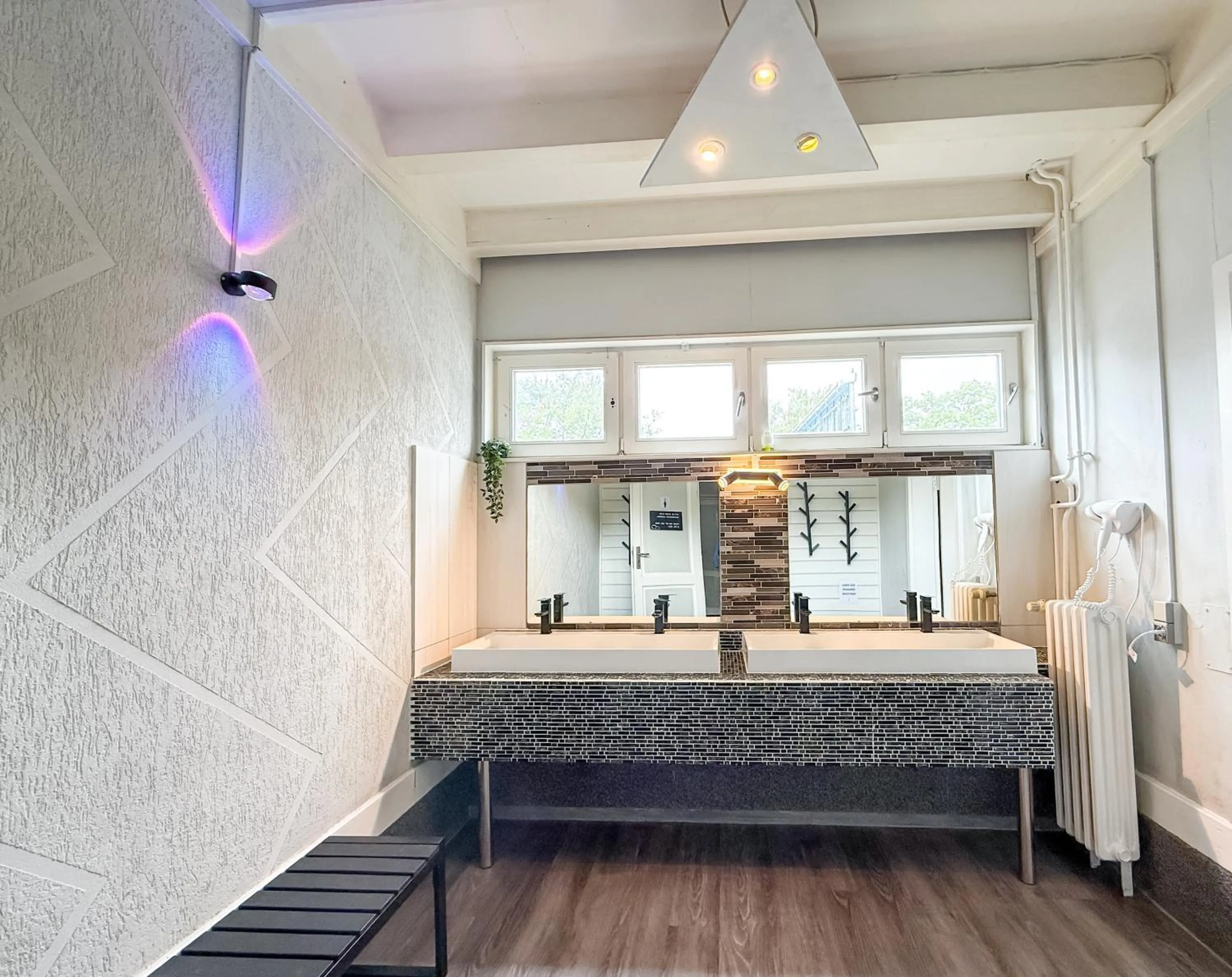 Bathroom, Bed in EASY Lodges Berlin