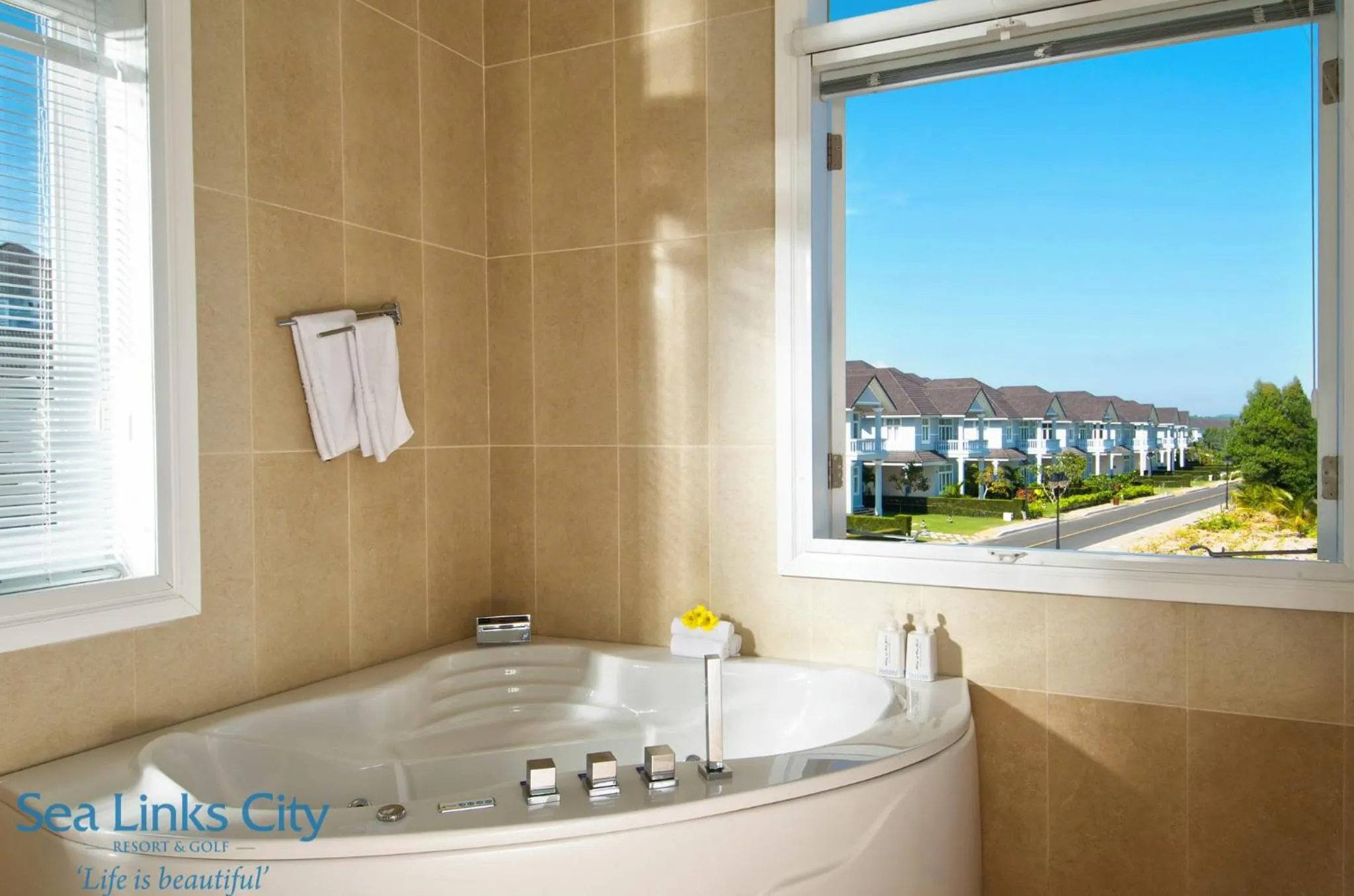 Bath in Sea Links Beach Villa