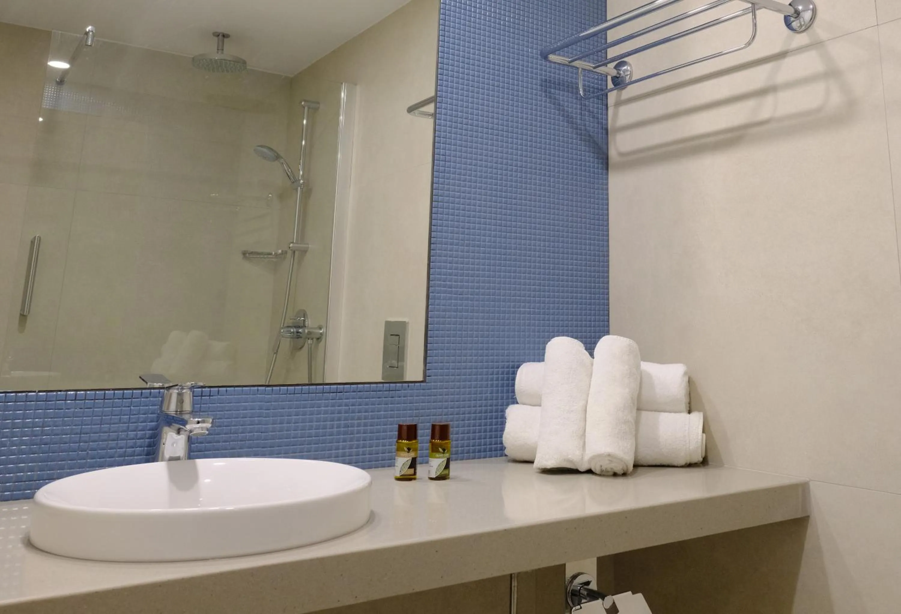 Bathroom in Sunrise Oasis Hotel & Waterpark