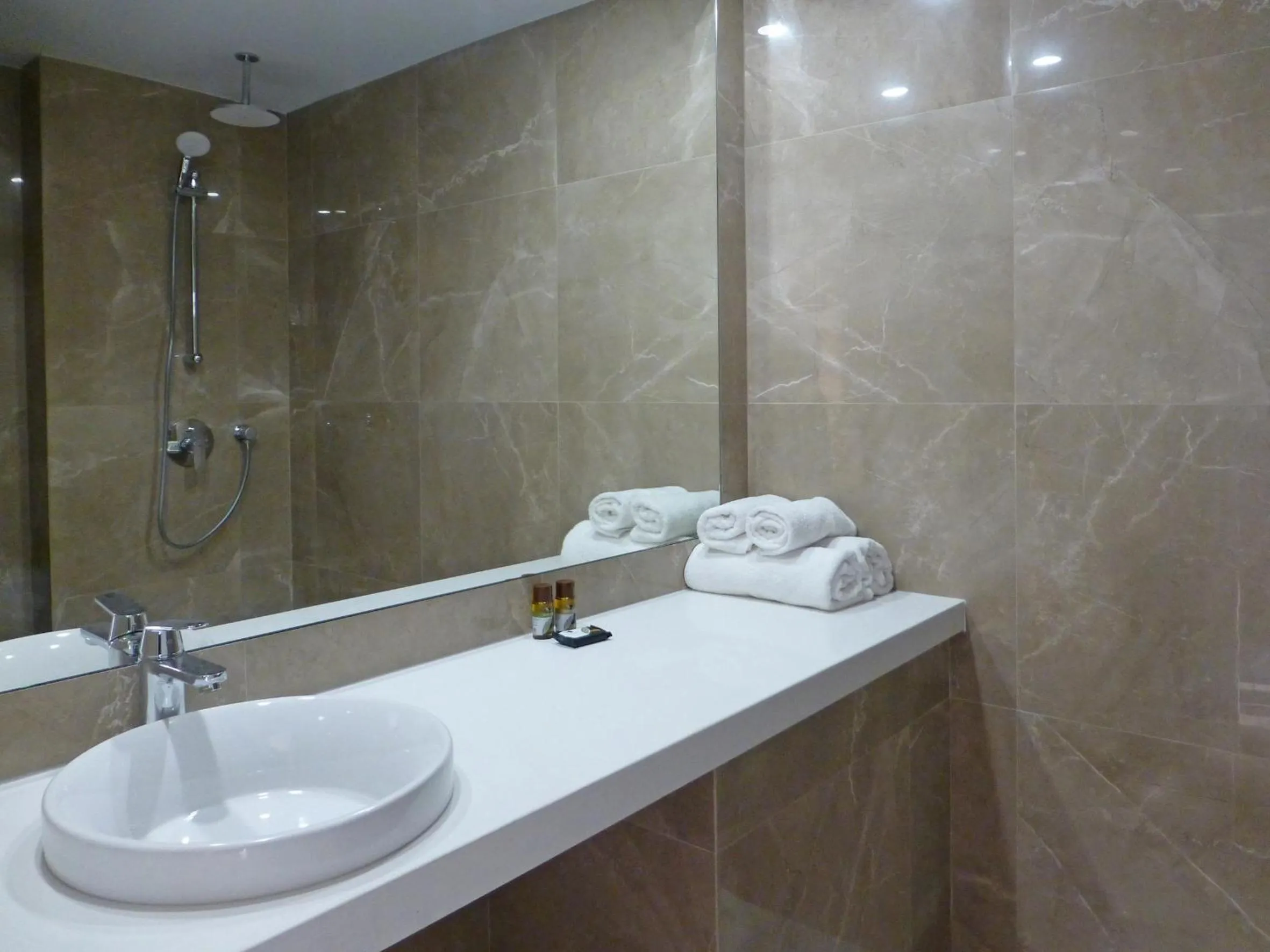 Bathroom in Sunrise Oasis Hotel & Waterpark