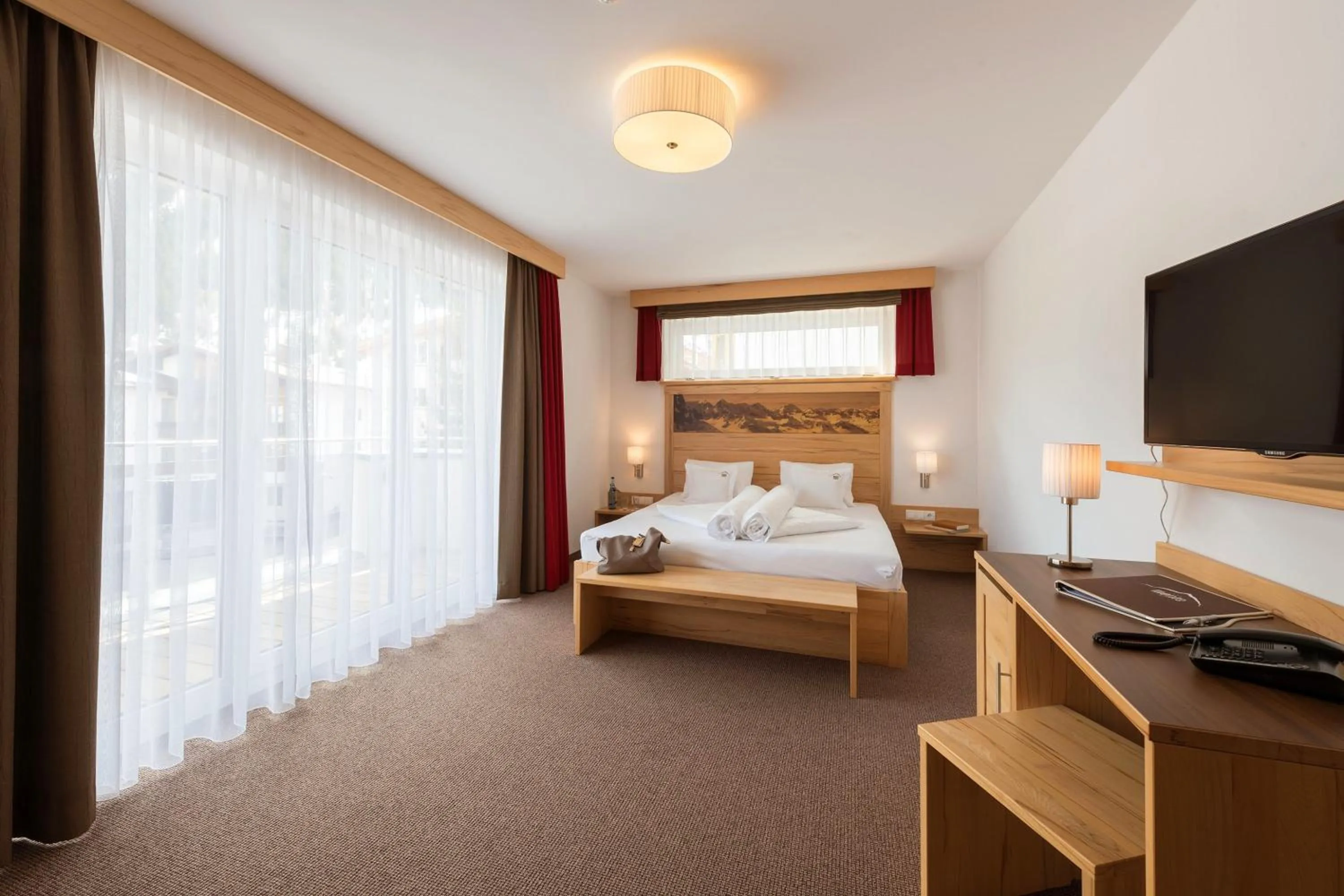 Shower, Bed in Alpinhotel Monte Superior - Silvretta Card Premium Betrieb