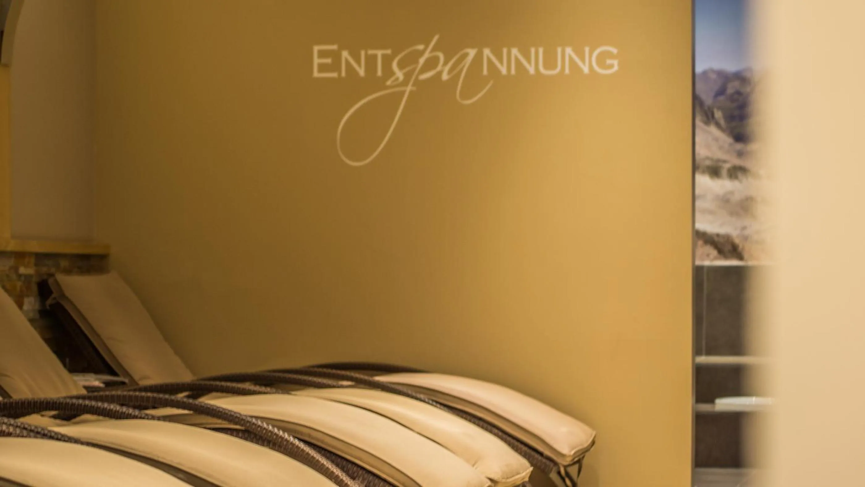 Text overlay, Bed in Alpinhotel Monte Superior - Silvretta Card Premium Betrieb