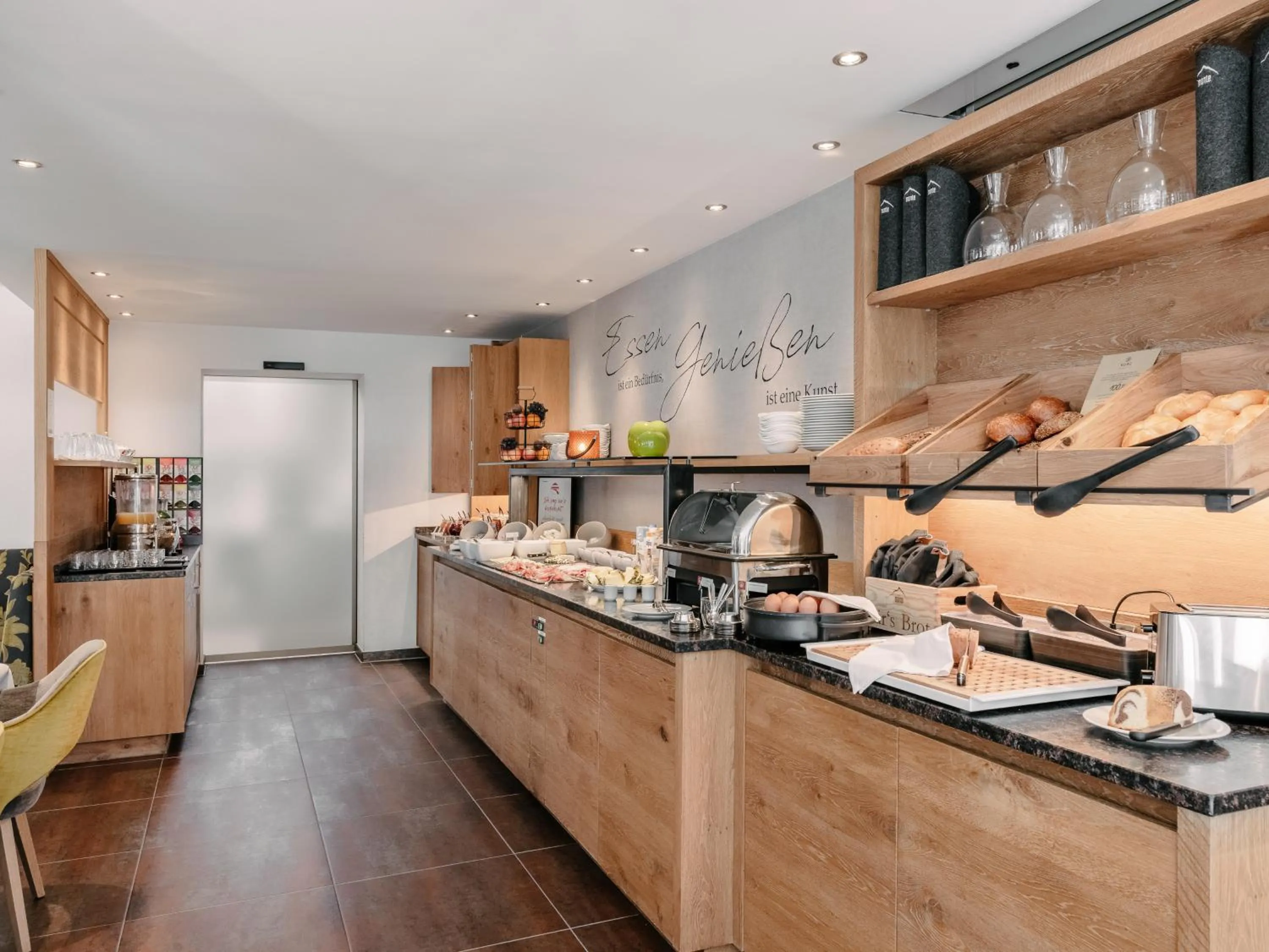 Buffet breakfast in Alpinhotel Monte Superior - Silvretta Card Premium Betrieb