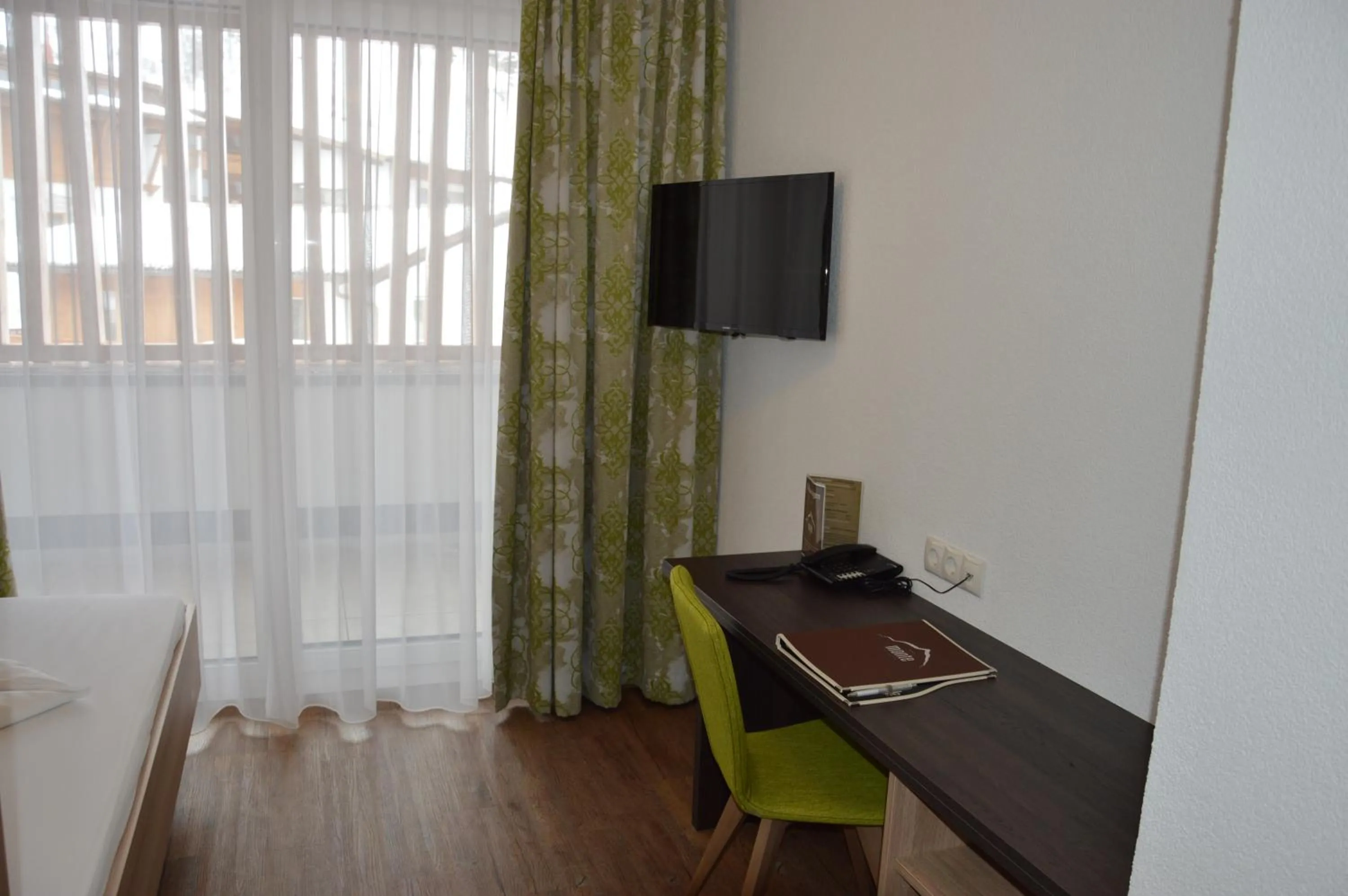 TV and multimedia, Bed in Alpinhotel Monte Superior - Silvretta Card Premium Betrieb