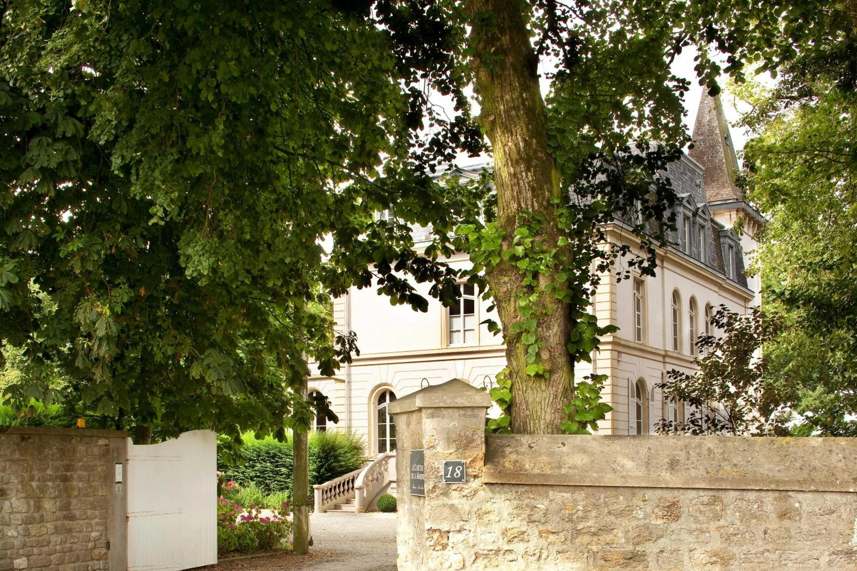 Facade/entrance in Château de la Marine