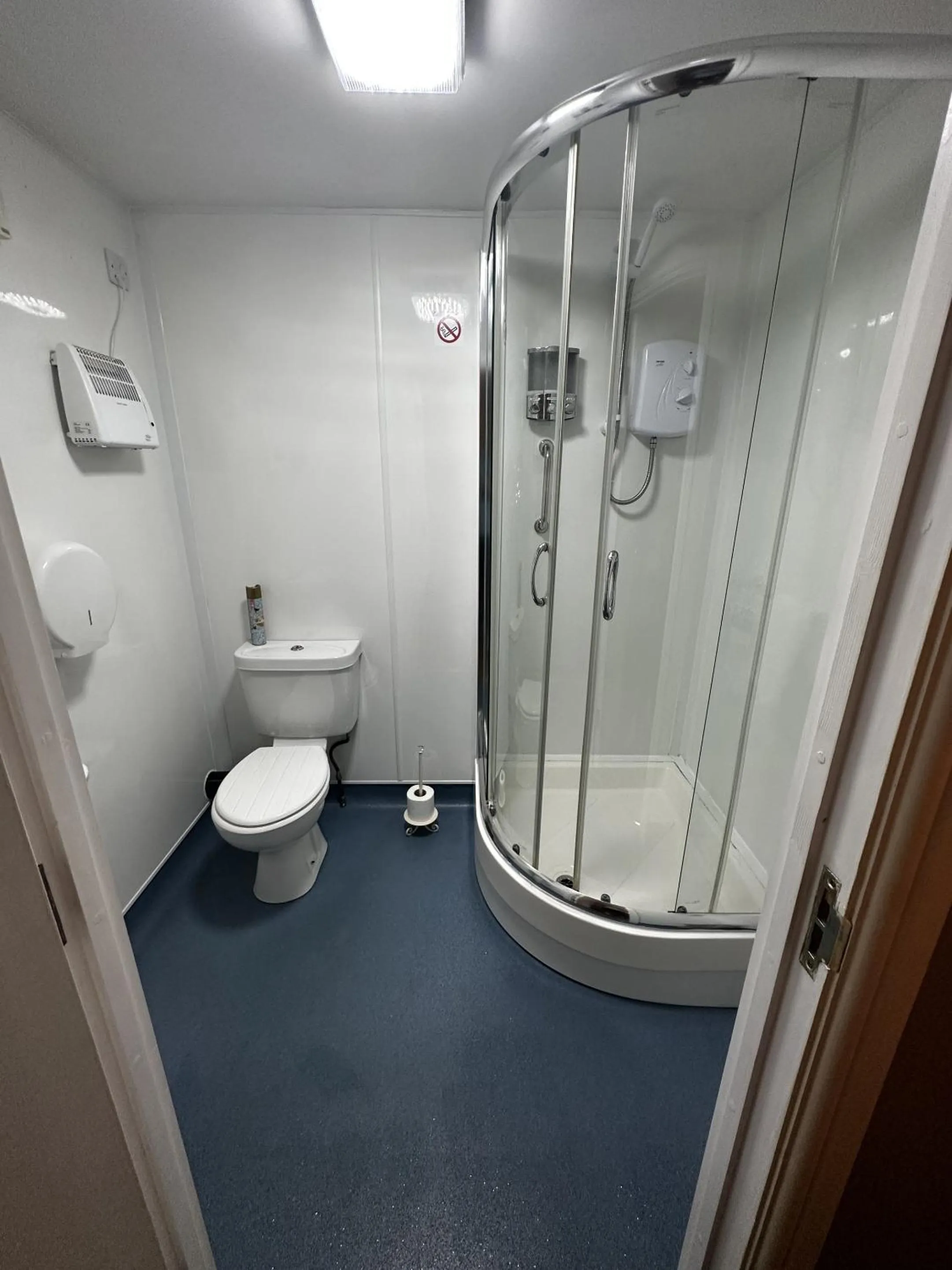 Bathroom in The Cricketers Arms