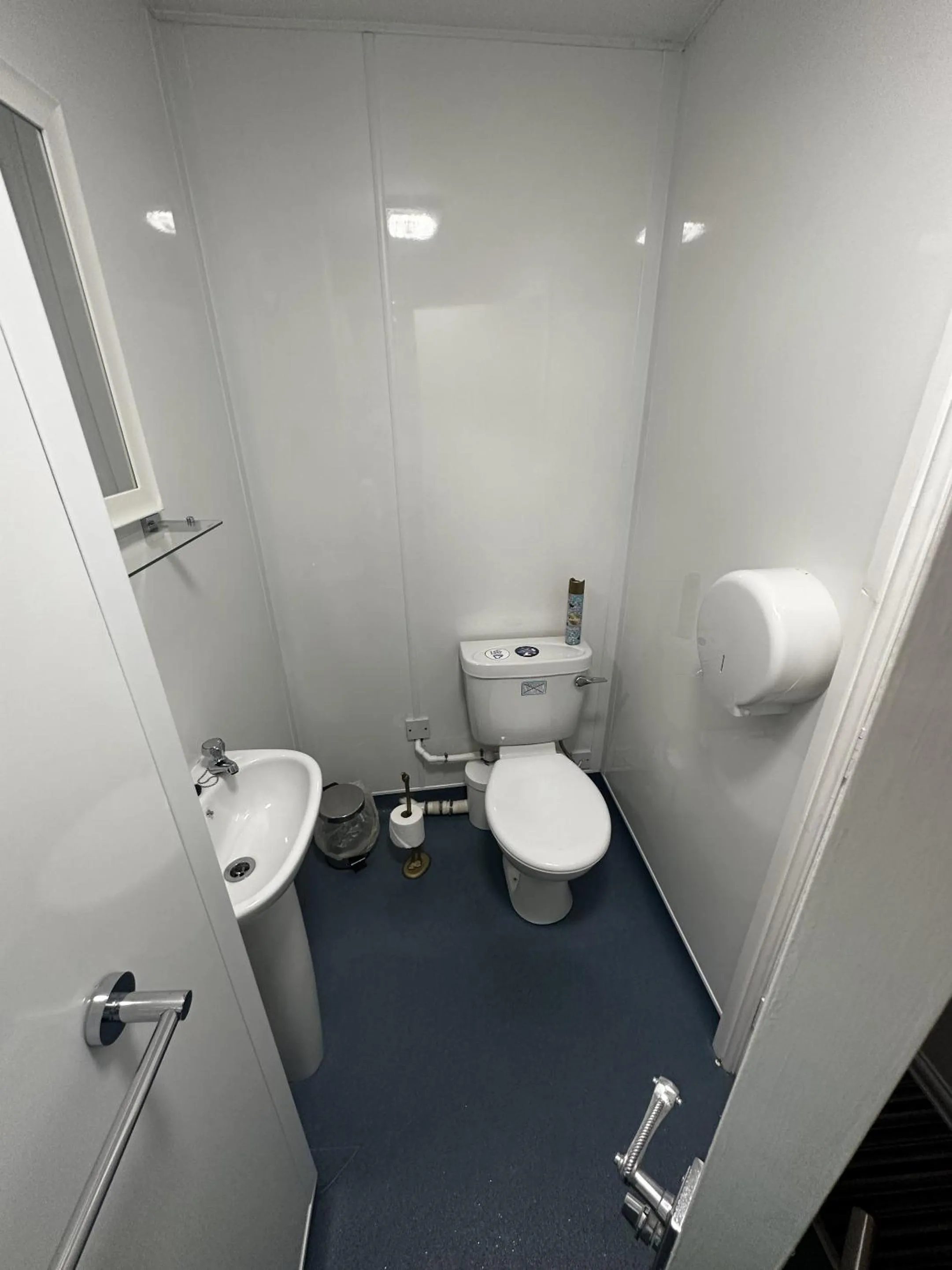 Bathroom in The Cricketers Arms