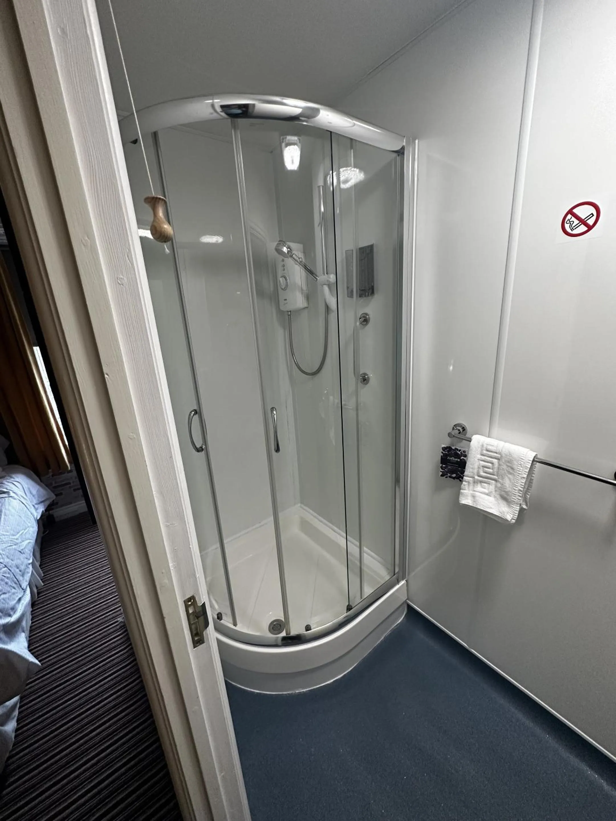 Bathroom in The Cricketers Arms