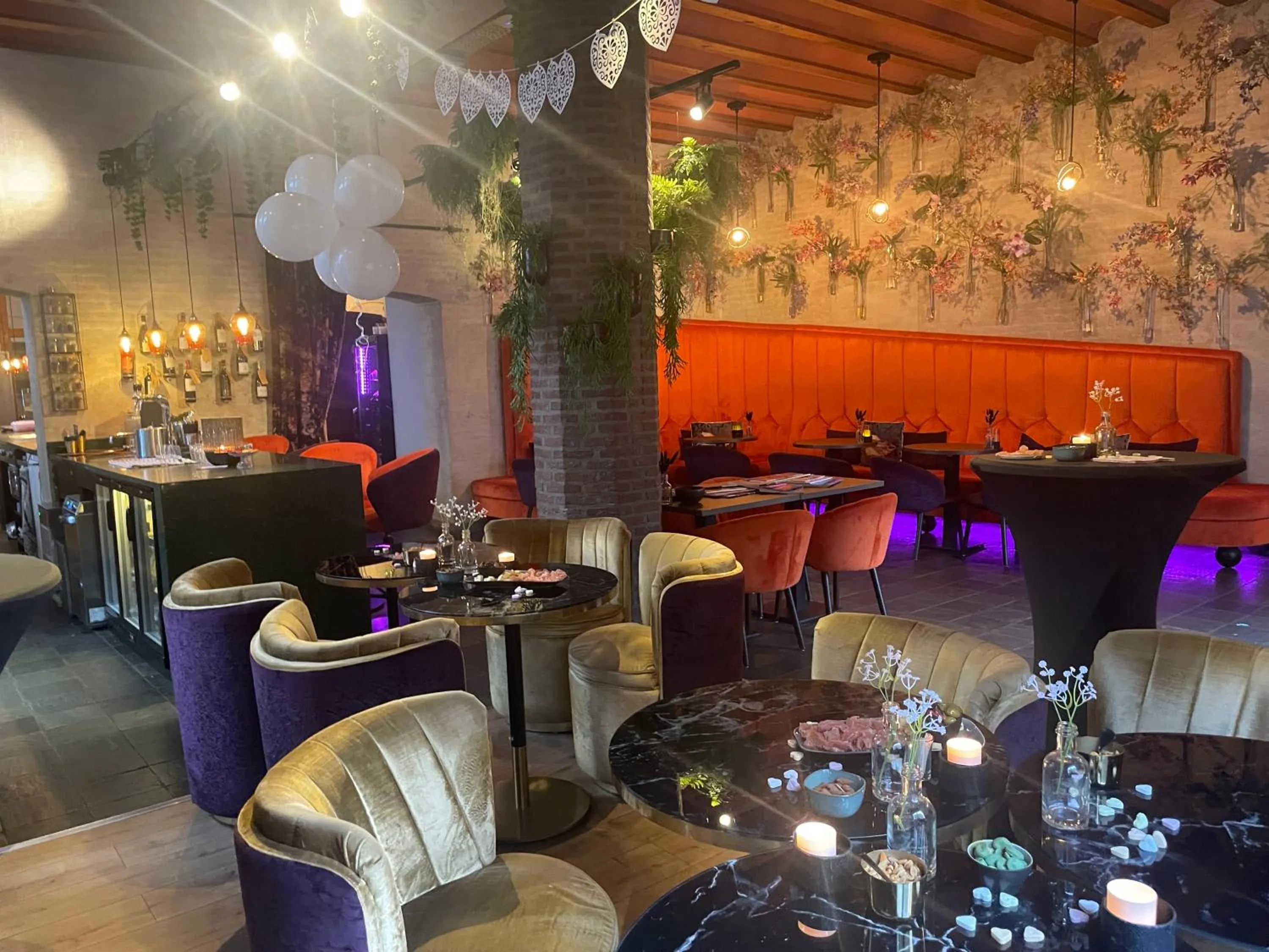 Restaurant/places to eat in The Roosevelt Apartments