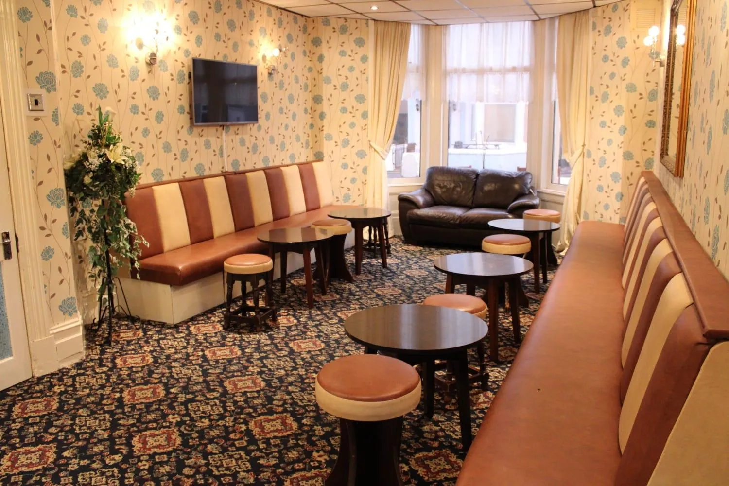 Communal lounge/ TV room in Mardonia Hotel