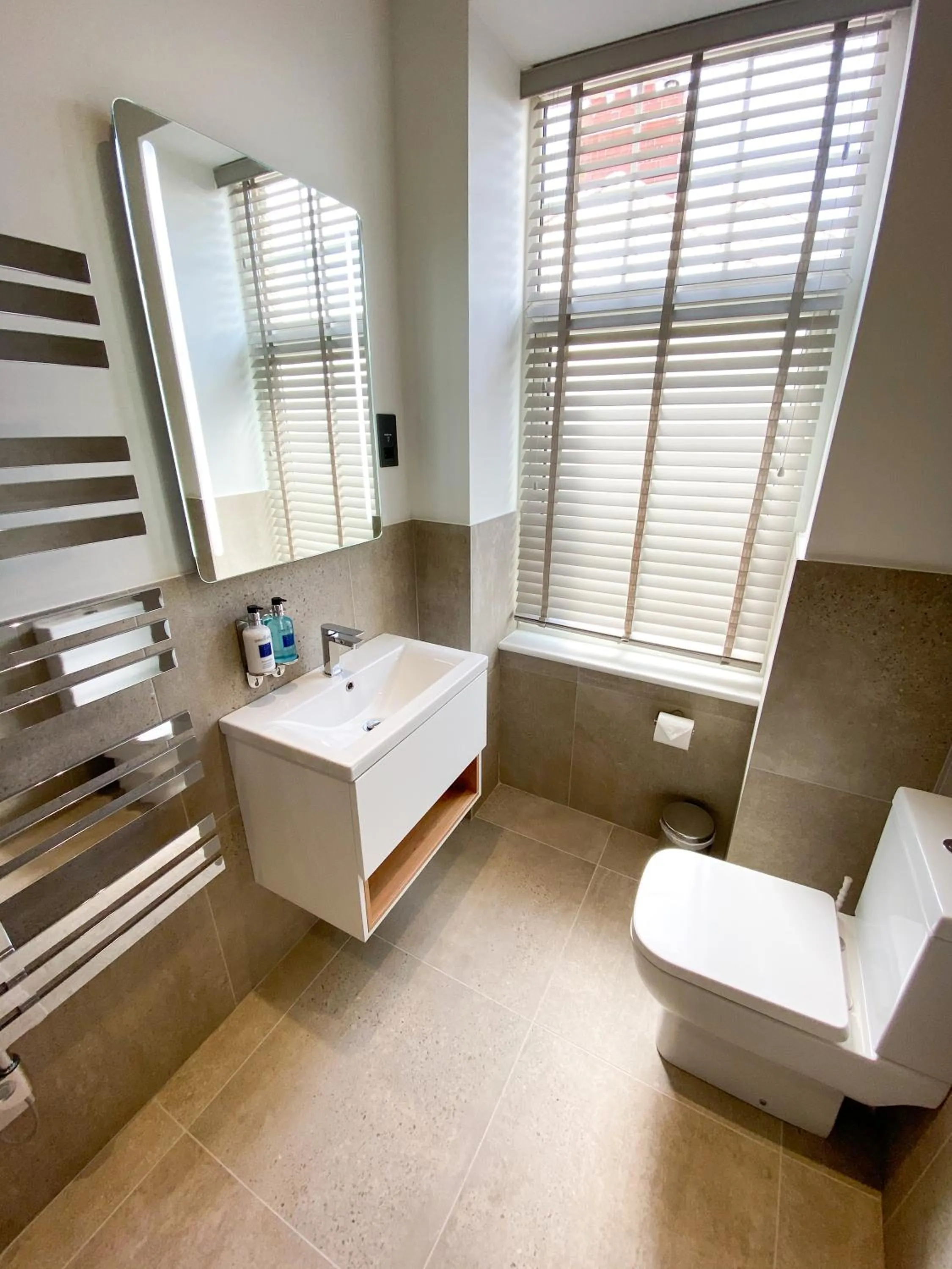 Bathroom, Bed in Housel Bay Hotel